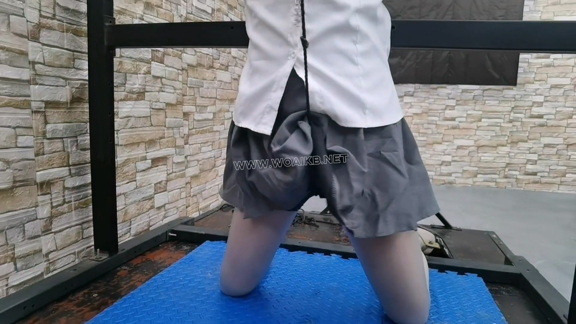 继续审问JK少女毒犯希希,还是不配合,直接禁锢在拘束架加大力度审问折磨 预览图
