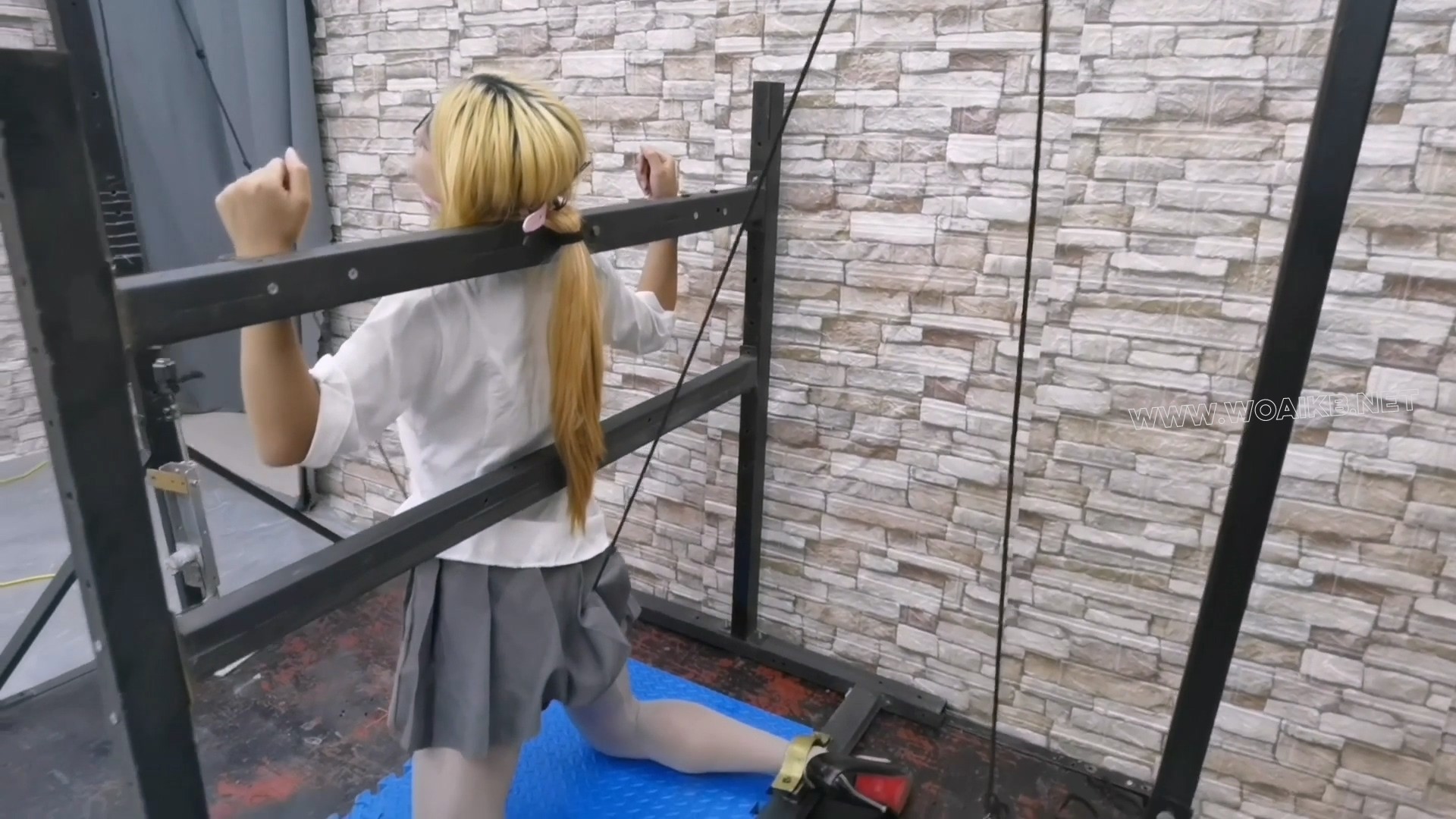 继续审问JK少女毒犯希希,还是不配合,直接禁锢在拘束架加大力度审问折磨 预览图