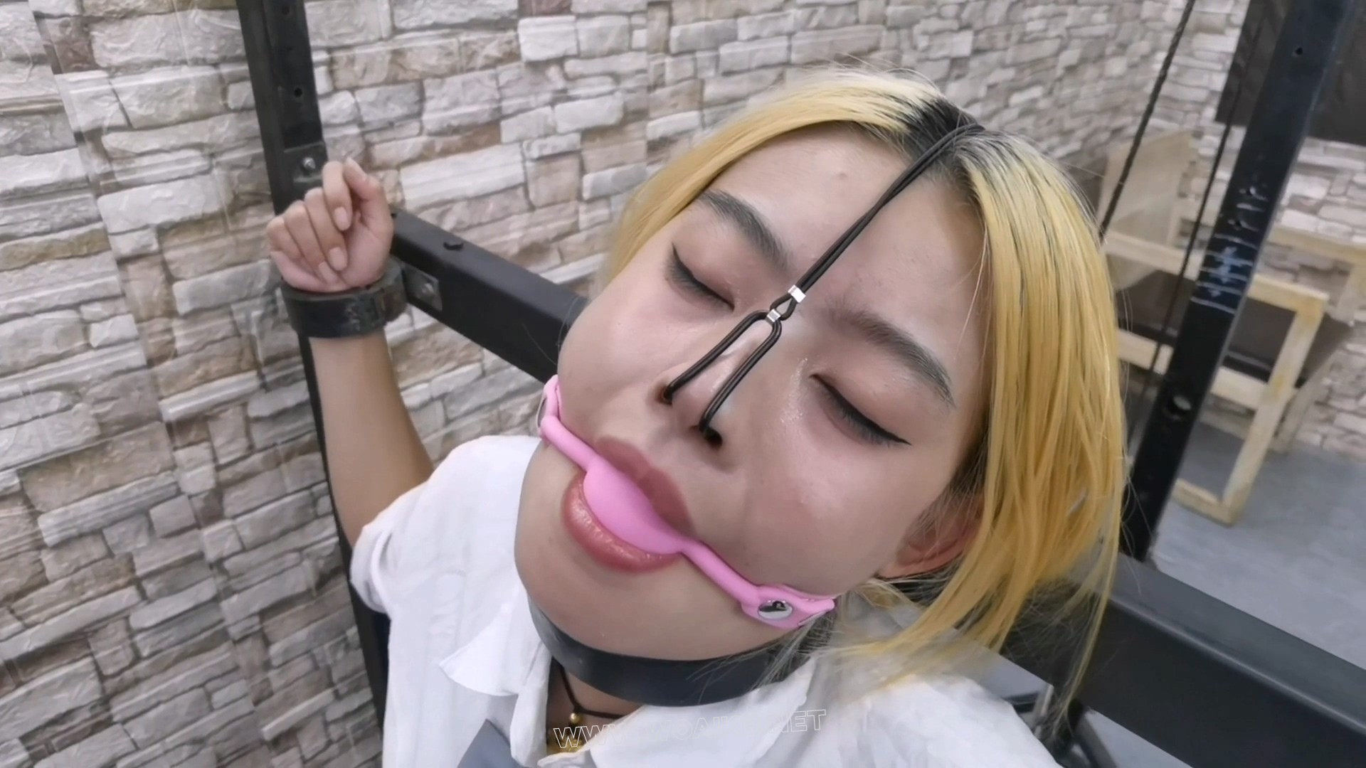继续审问JK少女毒犯希希,还是不配合,直接禁锢在拘束架加大力度审问折磨 预览图