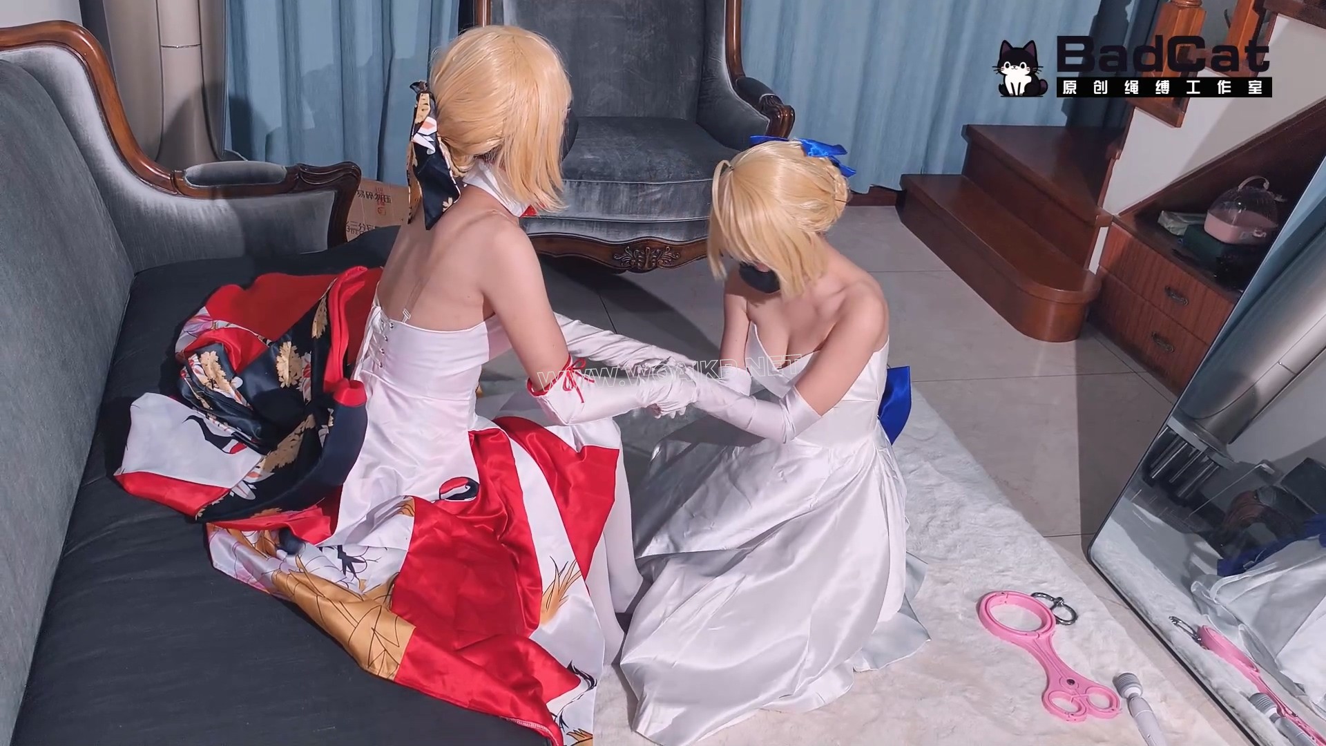【双女Saber Cos】枷锁 跪侍 对镜羞辱 最后两人一起惨遭表哥和摄影师的强制猥亵！ 预览图