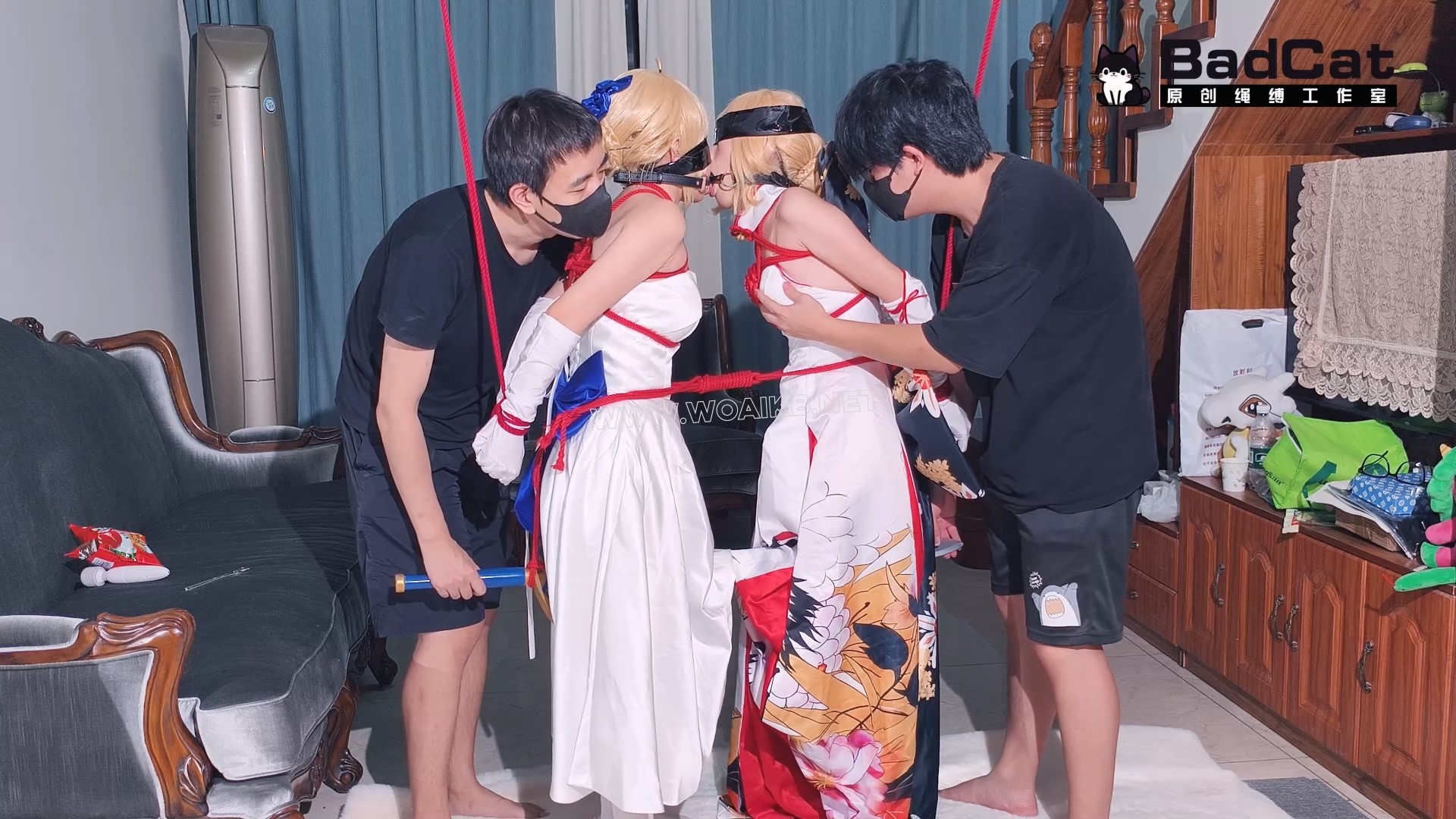 【双女Saber Cos】枷锁 跪侍 对镜羞辱 最后两人一起惨遭表哥和摄影师的强制猥亵！ 预览图