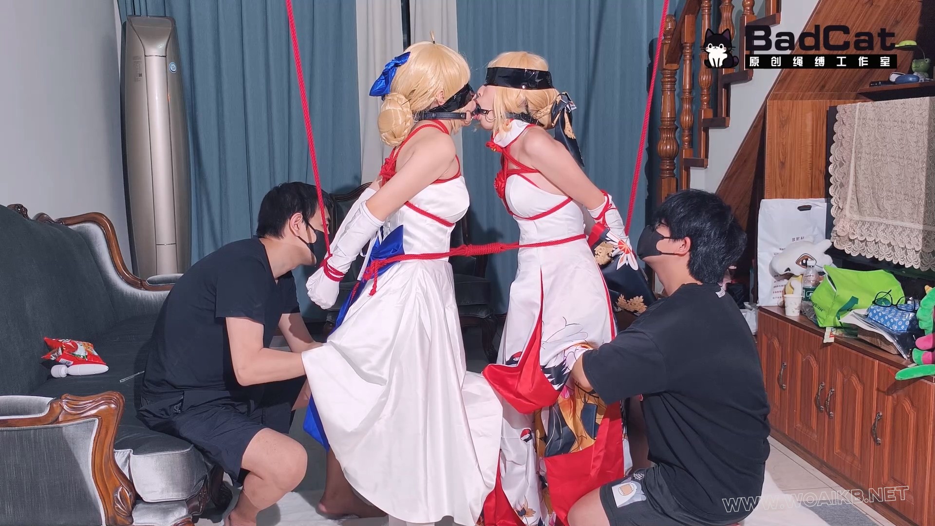 【双女Saber Cos】枷锁 跪侍 对镜羞辱 最后两人一起惨遭表哥和摄影师的强制猥亵！ 预览图