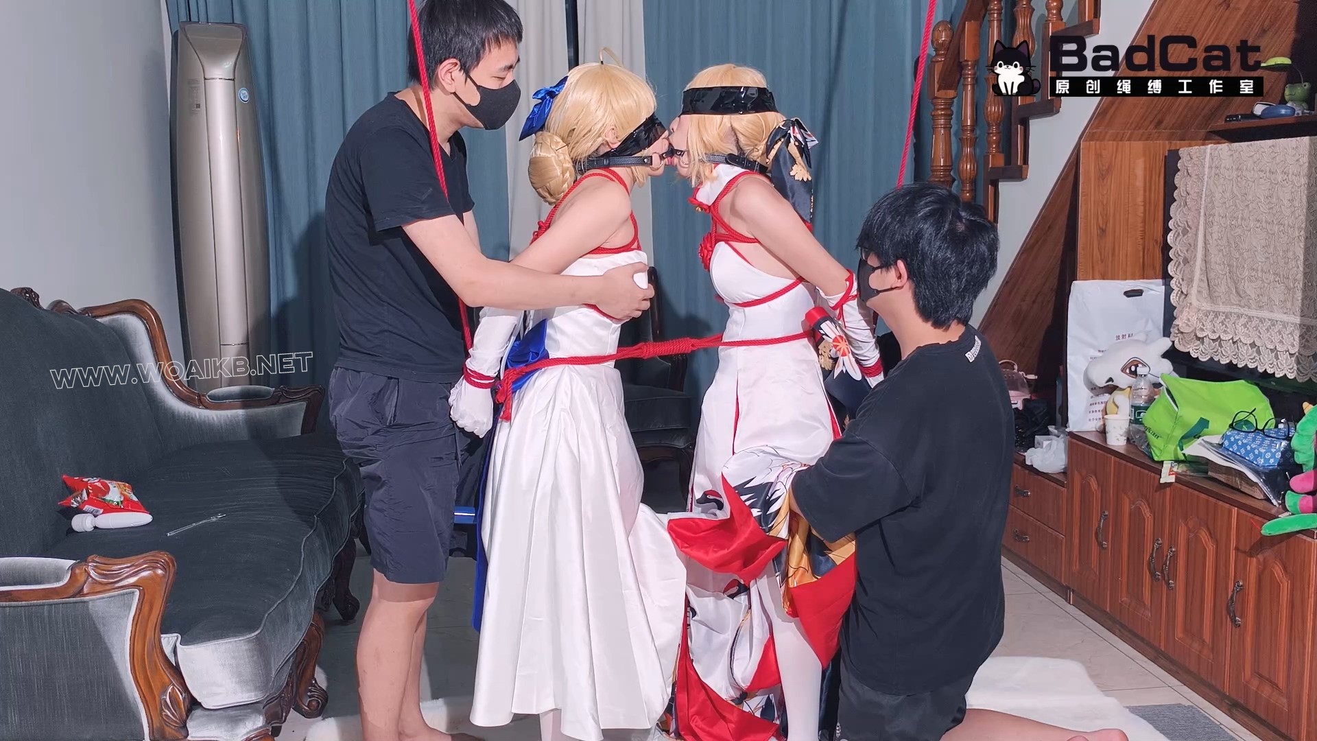 【双女Saber Cos】枷锁 跪侍 对镜羞辱 最后两人一起惨遭表哥和摄影师的强制猥亵！ 预览图