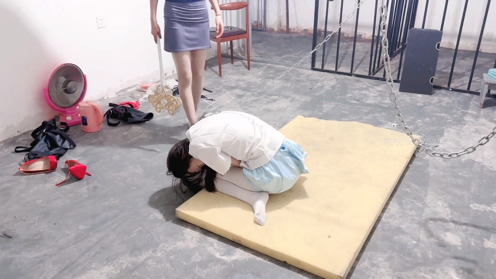 清纯少女穿16公分高跟鞋吊起被体内TD与ZD棒双重刺激玩到失禁 预览图