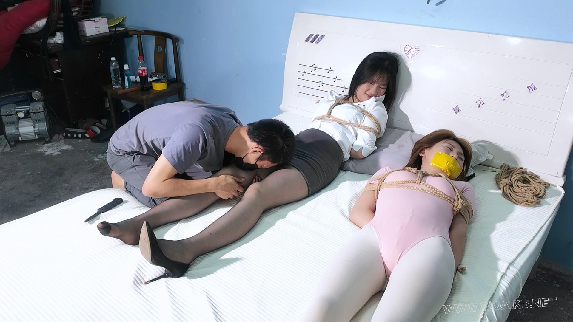 姐妹花被歹徒入室捆绑玩弄胶带封嘴！疯狂挠痒折磨！各种抚摸玩弄！ 《姐妹俩的苦 预览图