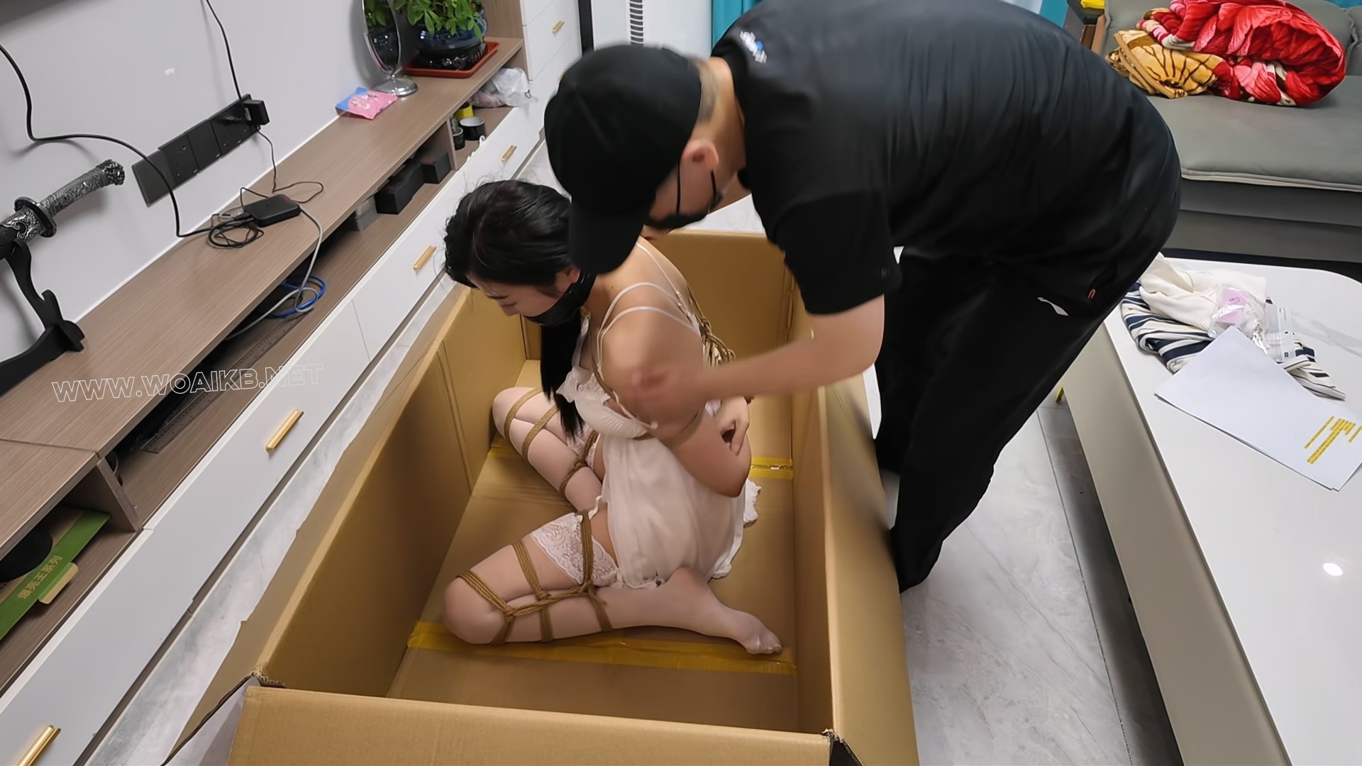 定拍佳佳-绑架人妻之白丝女仆 第二集上 预览图