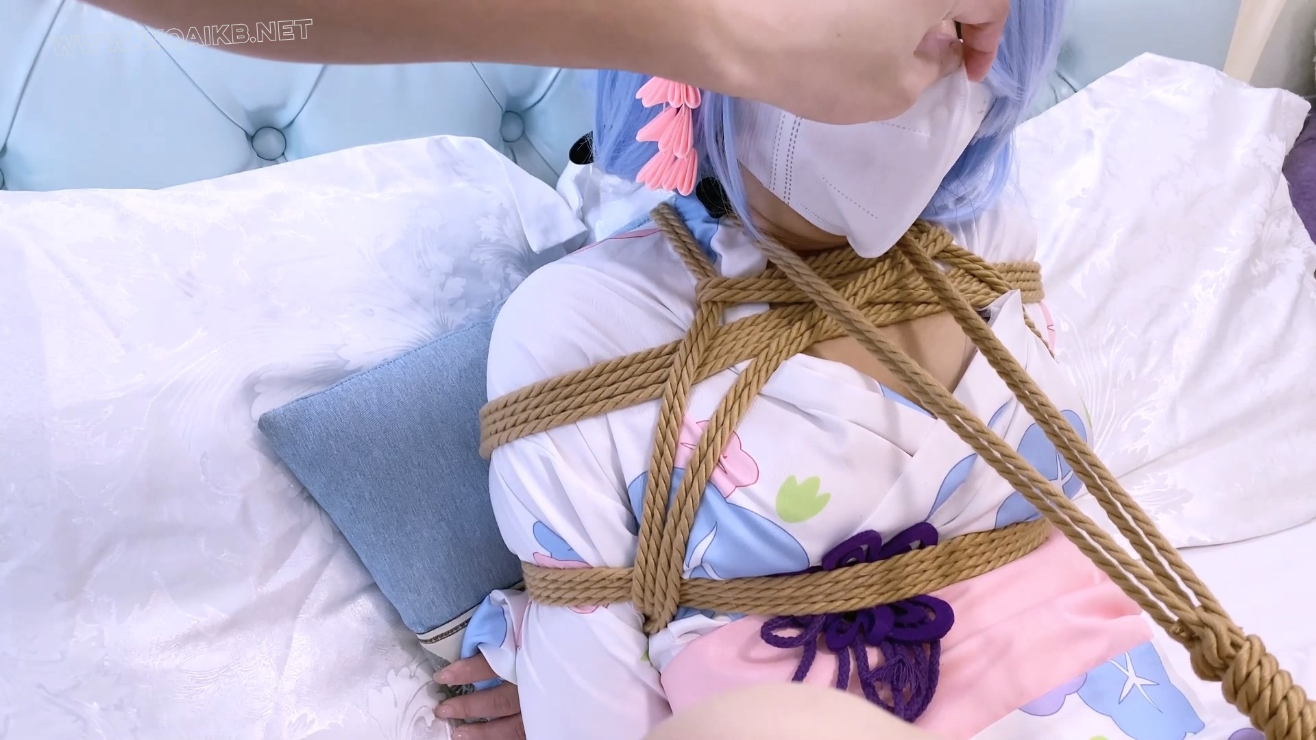 《二次元少女系》-雷姆浴衣cos+日式紧缚+胸缚+蟹缚强制M开腿+杨具td+开口器+电击+ 预览图
