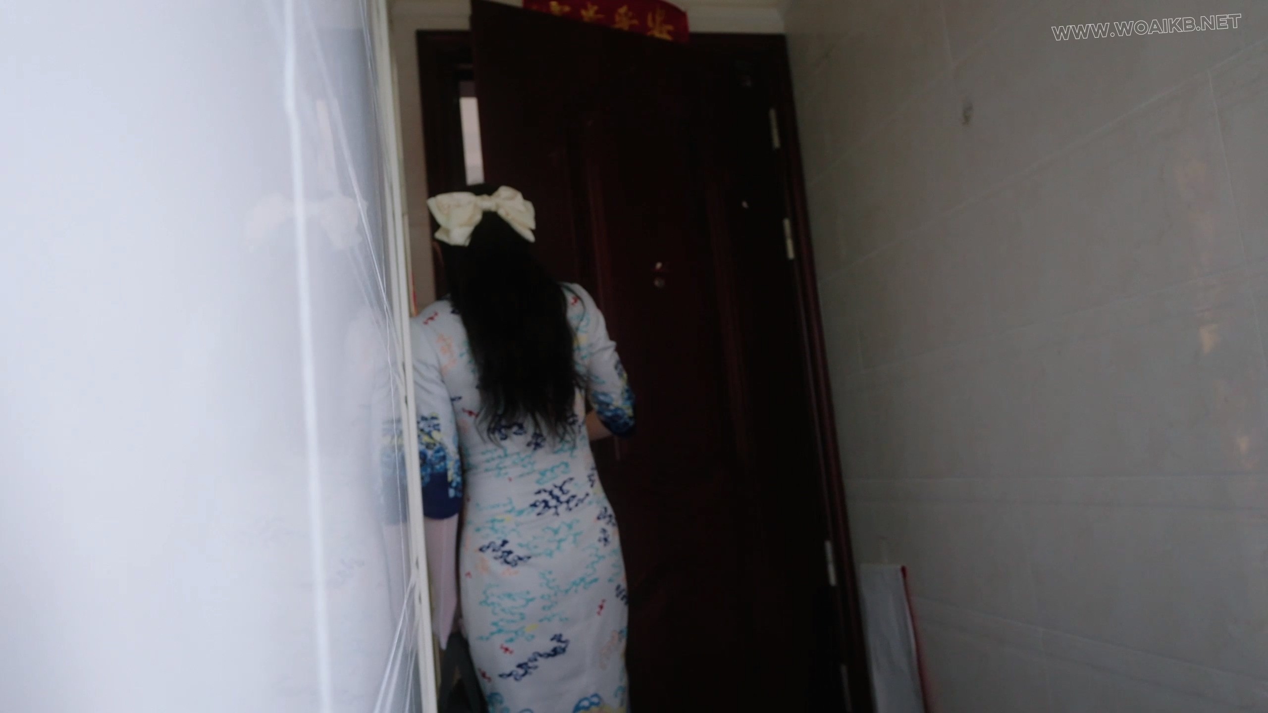 《被入室绑架折磨的空姐4》性感空姐下班后，被歹徒在门口劫持，拉回家中，狠狠折磨… 封面图