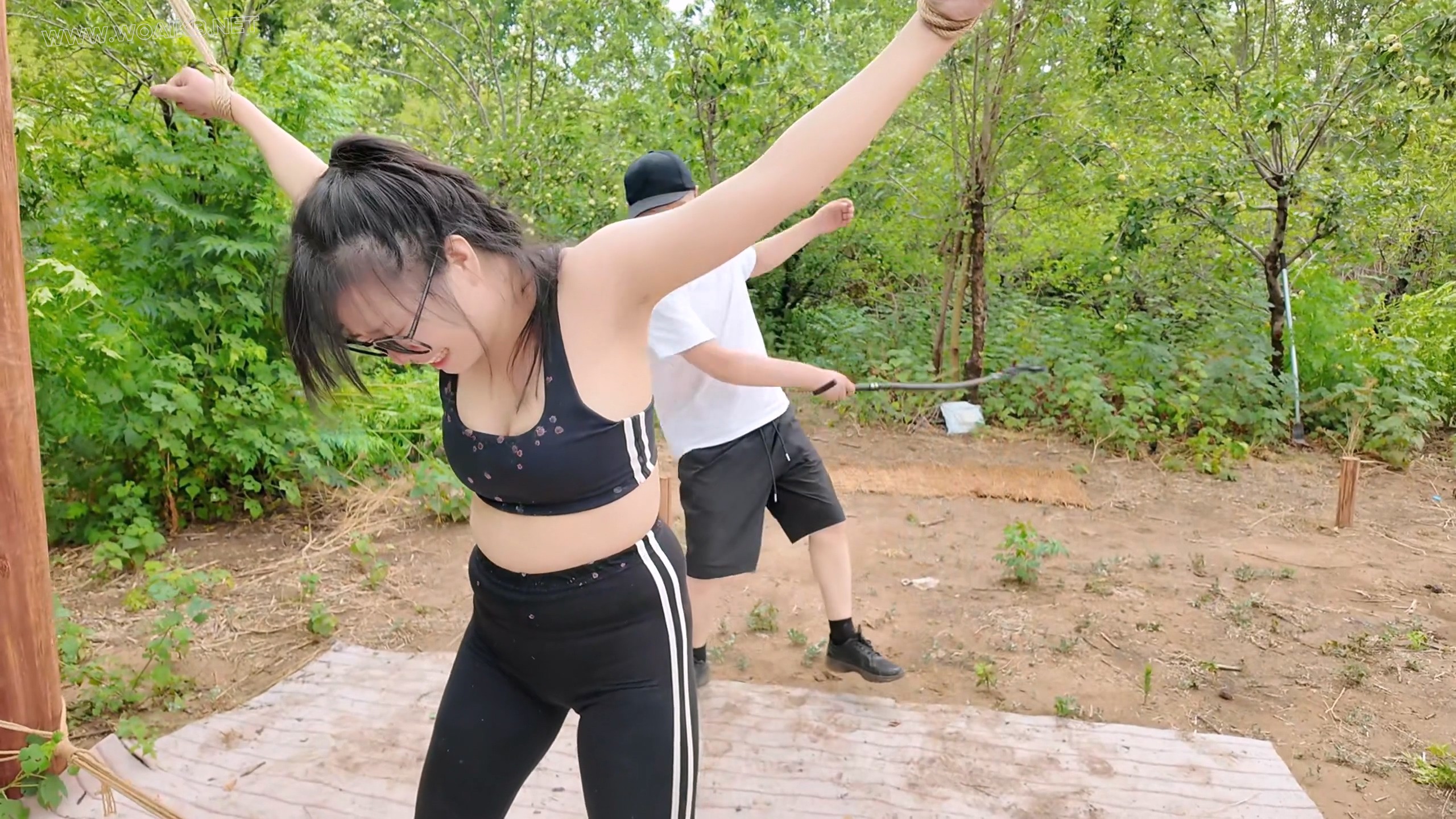 惩罚小遥之木马，单腿倒吊下 预览图