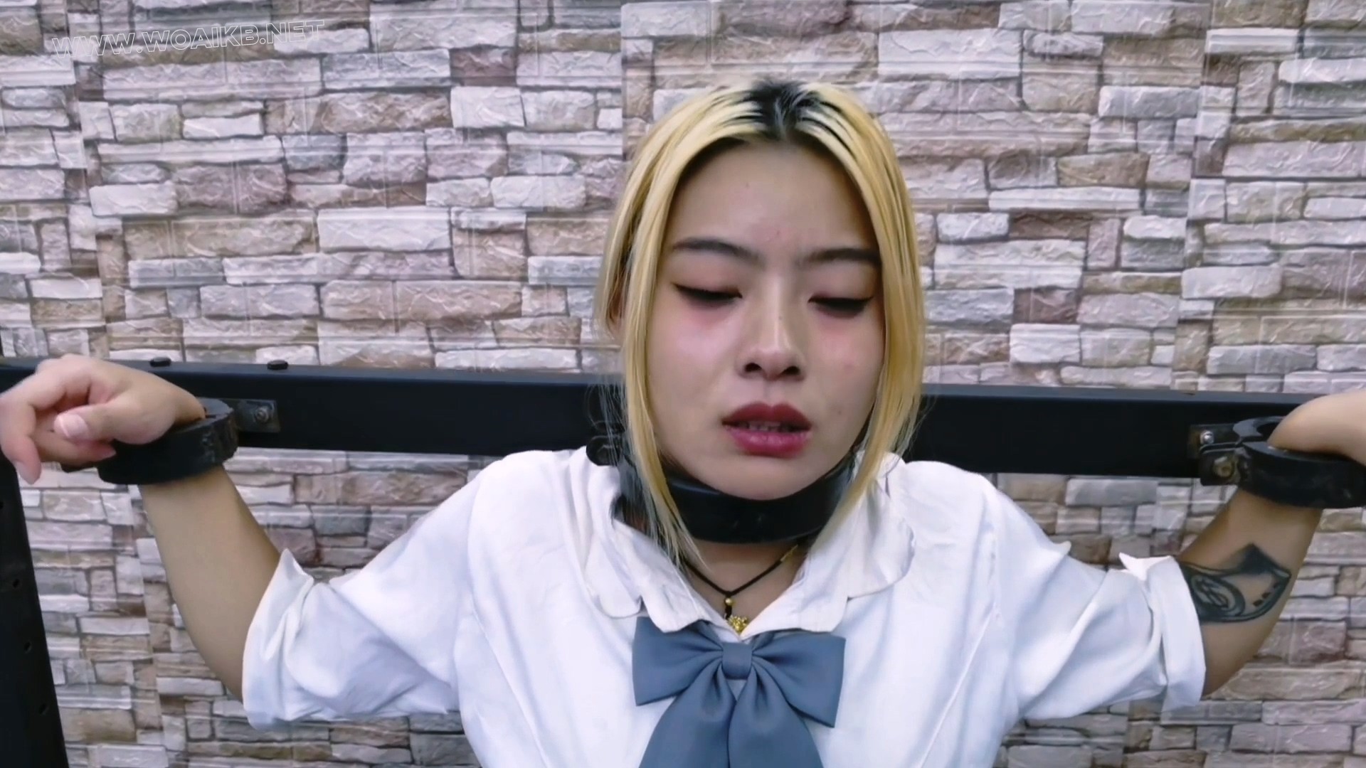 今天把JK女毒犯希希紧锢在拘束架上,把脚钉固定在脚底上,把钢针扎在胸上,在把郊狼贴… 封面图