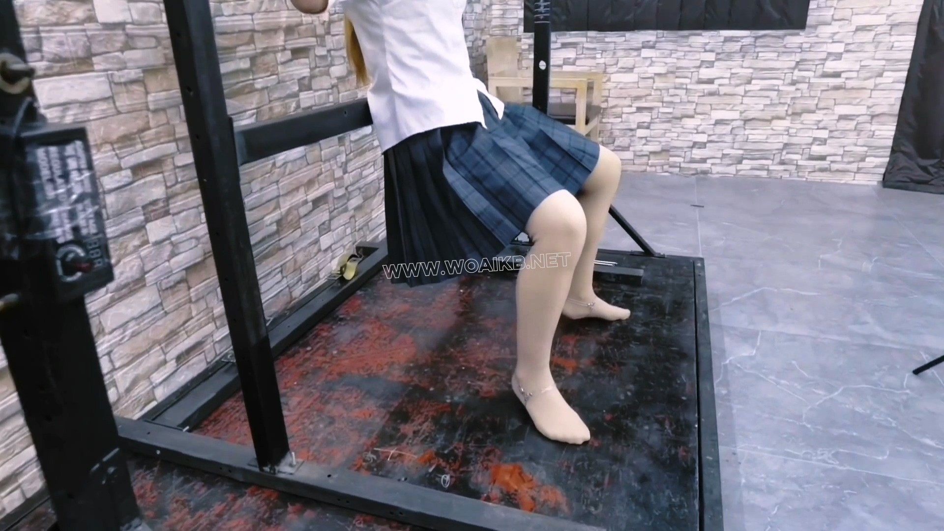 今天把JK女毒犯希希紧锢在拘束架上,把脚钉固定在脚底上,把钢针扎在胸上,在把郊狼贴 预览图