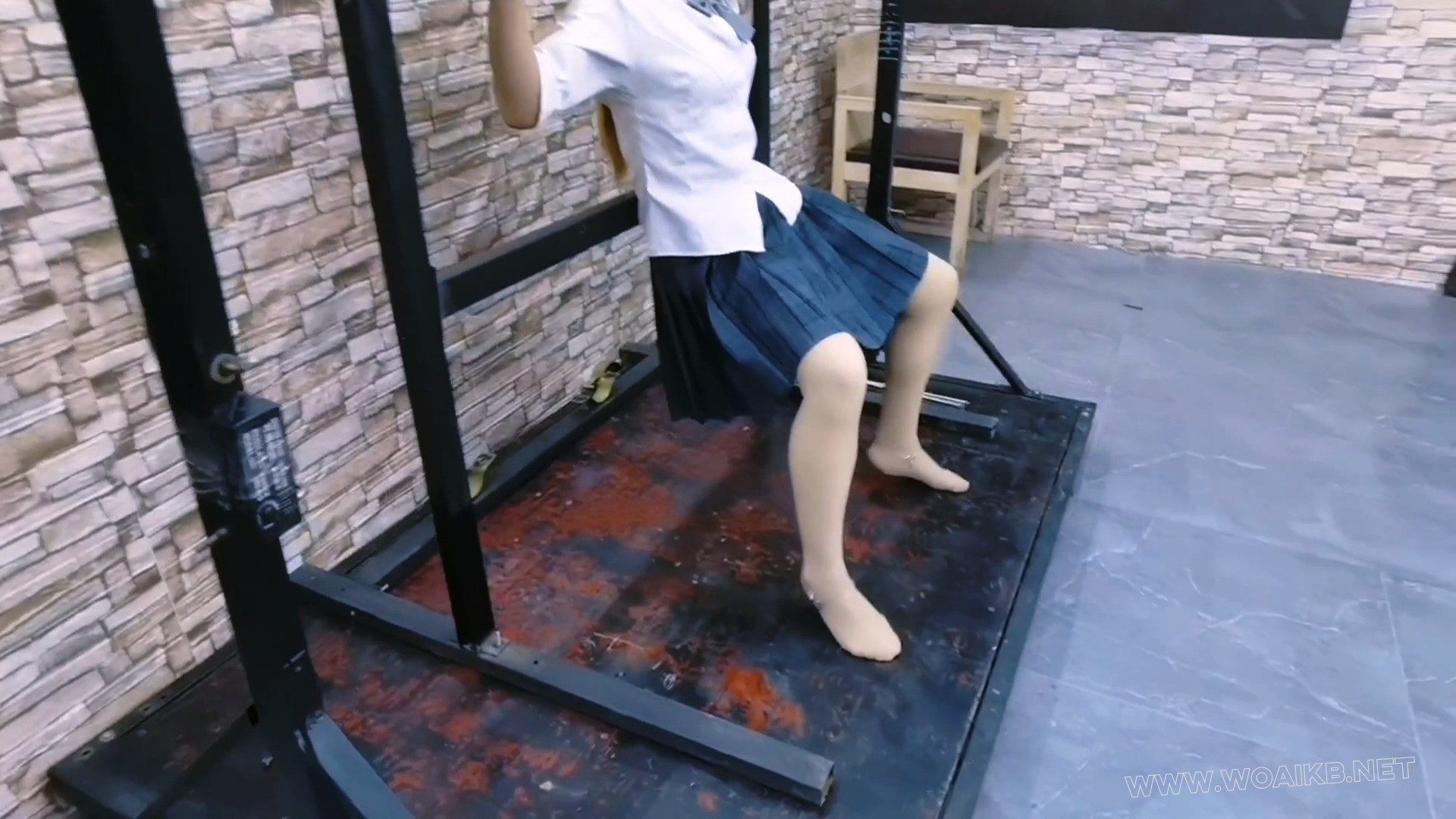 今天把JK女毒犯希希紧锢在拘束架上,把脚钉固定在脚底上,把钢针扎在胸上,在把郊狼贴 预览图