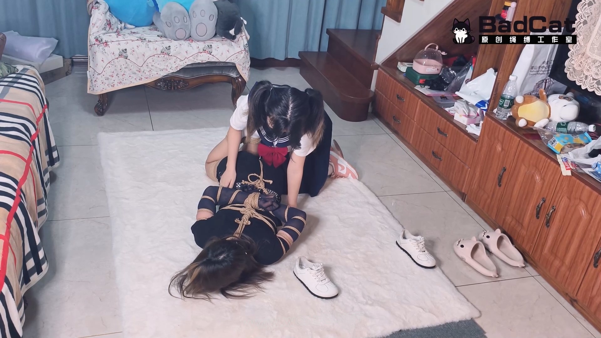 【剧情 双女 气味系 臭鞋绑脸】不良小偷捆绑房主TK折磨 房主挣脱后反擒小偷 原味强 预览图