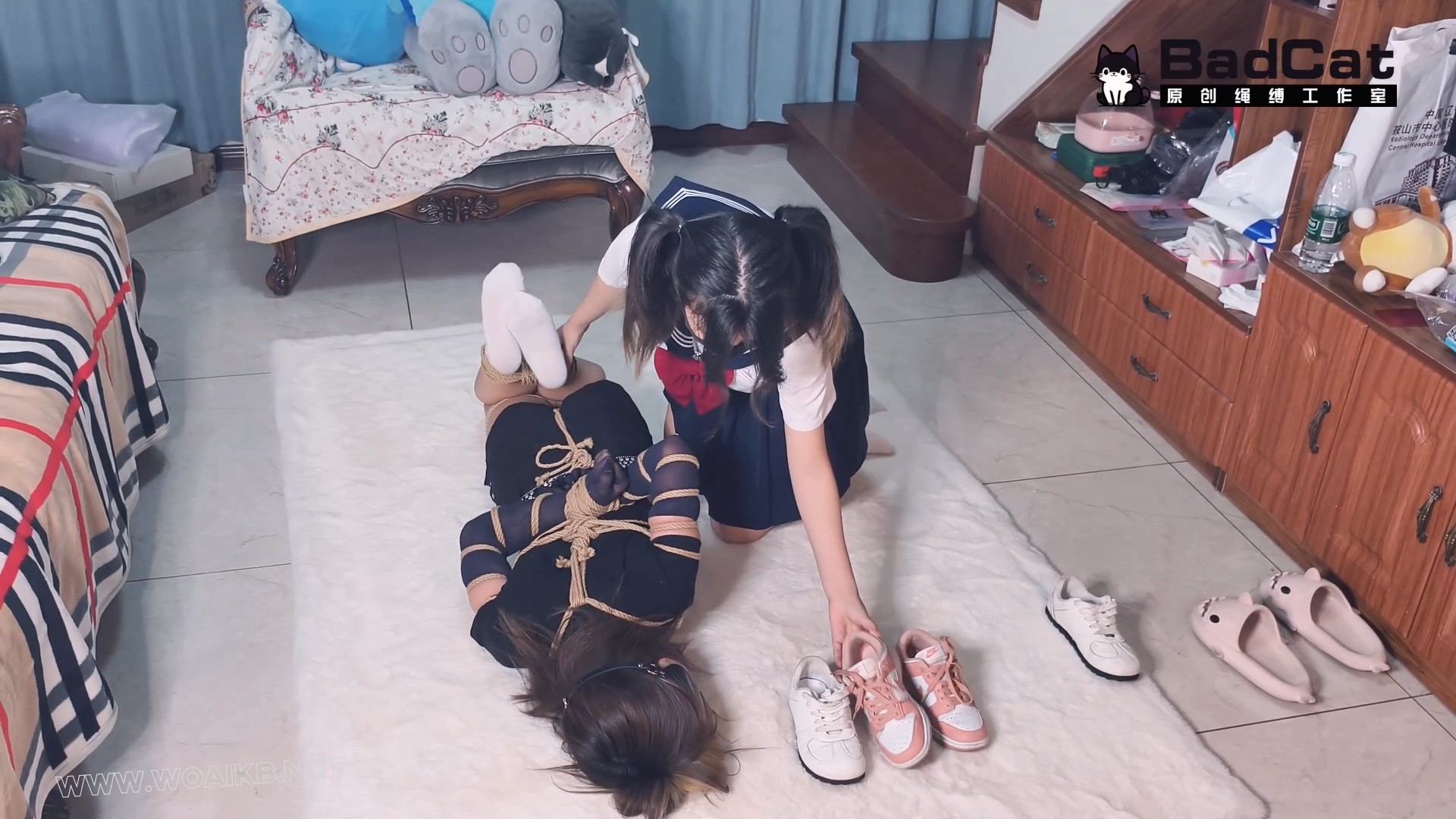 【剧情 双女 气味系 臭鞋绑脸】不良小偷捆绑房主TK折磨 房主挣脱后反擒小偷 原味强 预览图