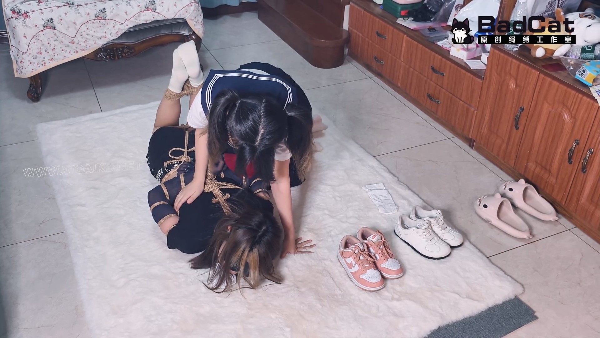 【剧情 双女 气味系 臭鞋绑脸】不良小偷捆绑房主TK折磨 房主挣脱后反擒小偷 原味强 预览图