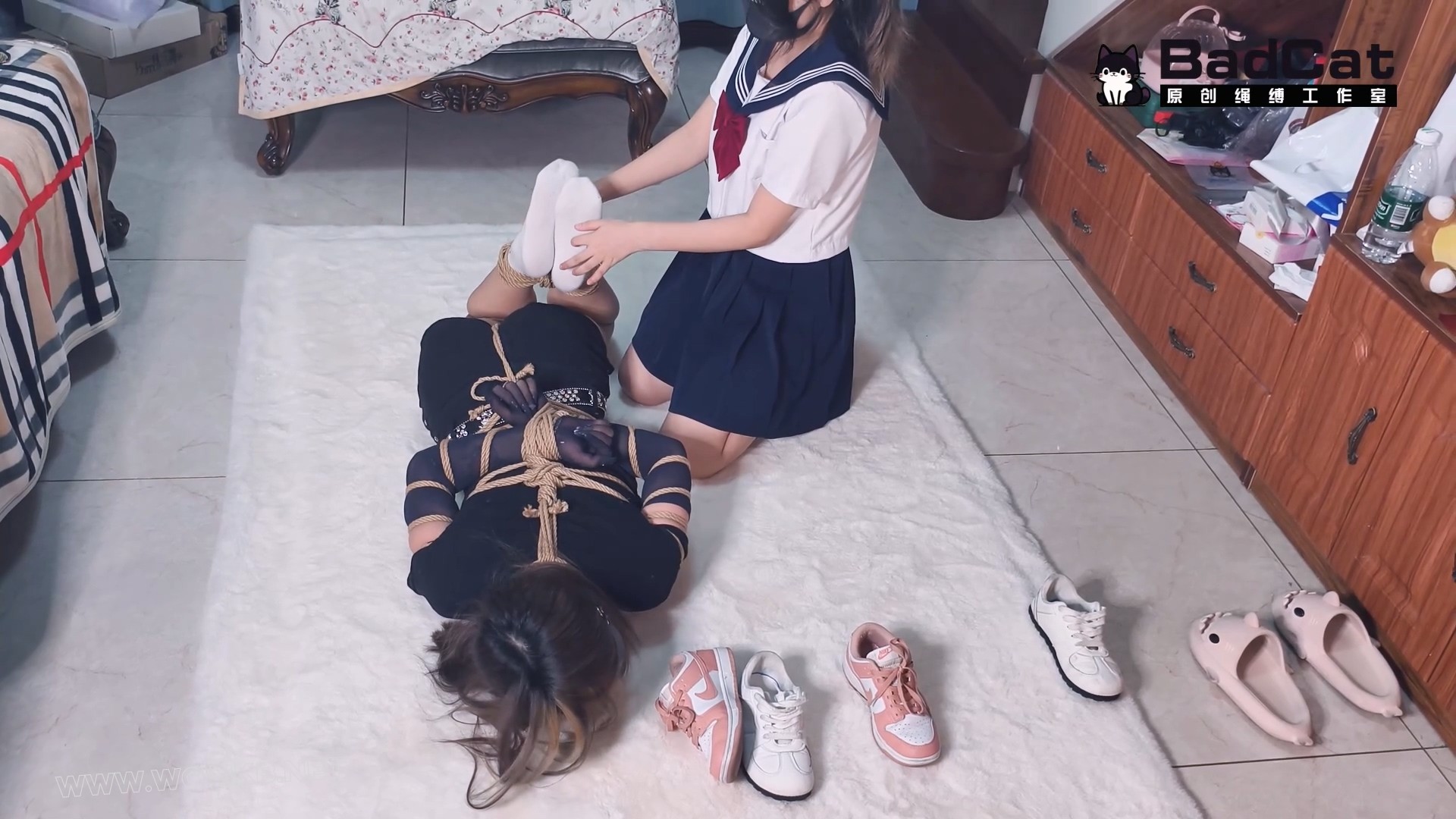 【剧情 双女 气味系 臭鞋绑脸】不良小偷捆绑房主TK折磨 房主挣脱后反擒小偷 原味强 预览图