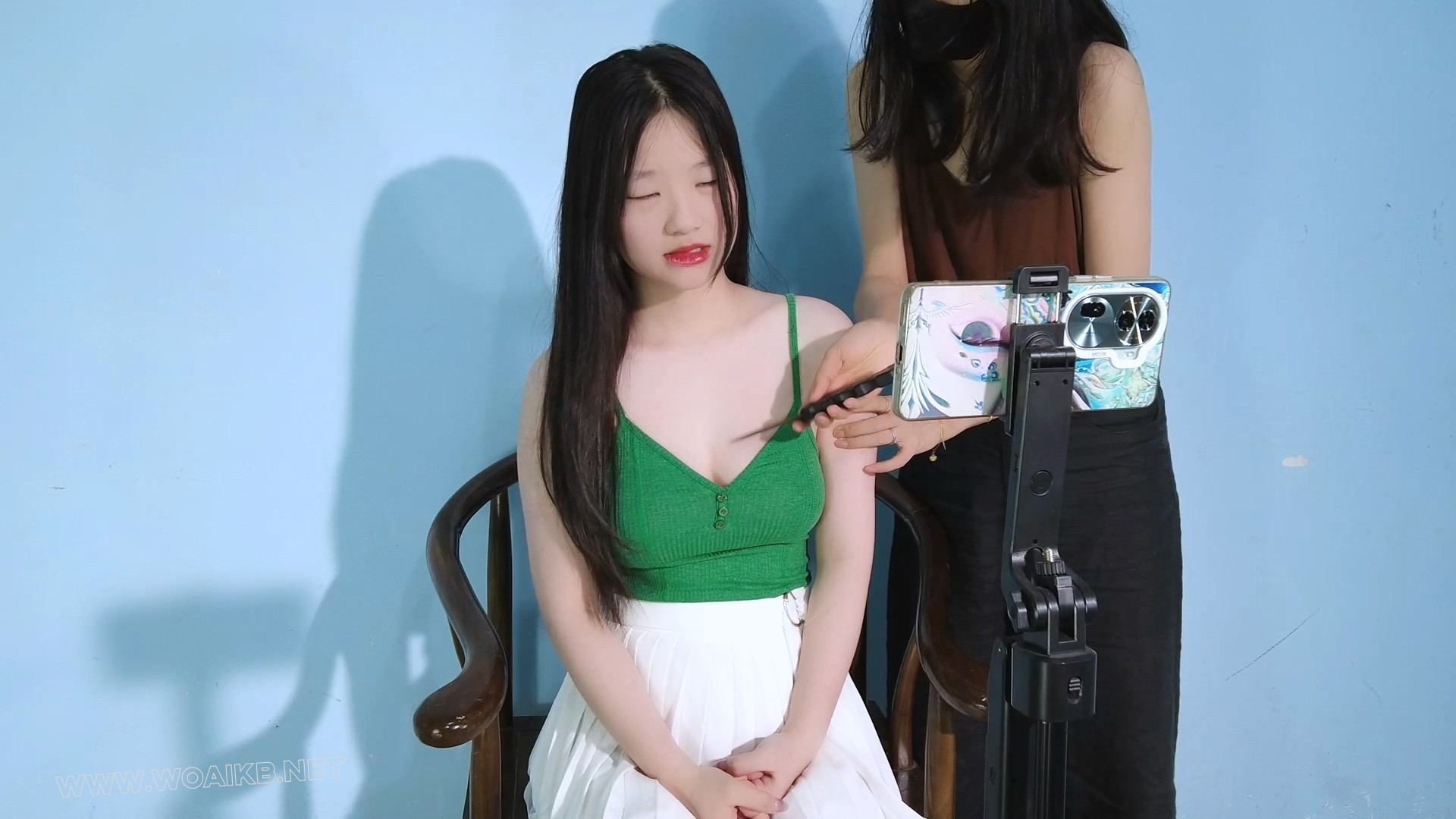 苏苏主播直播时被变态粉丝闯入家中捆绑威胁玩弄！挠痒开口假Y具深喉折磨！吸R器棒 预览图