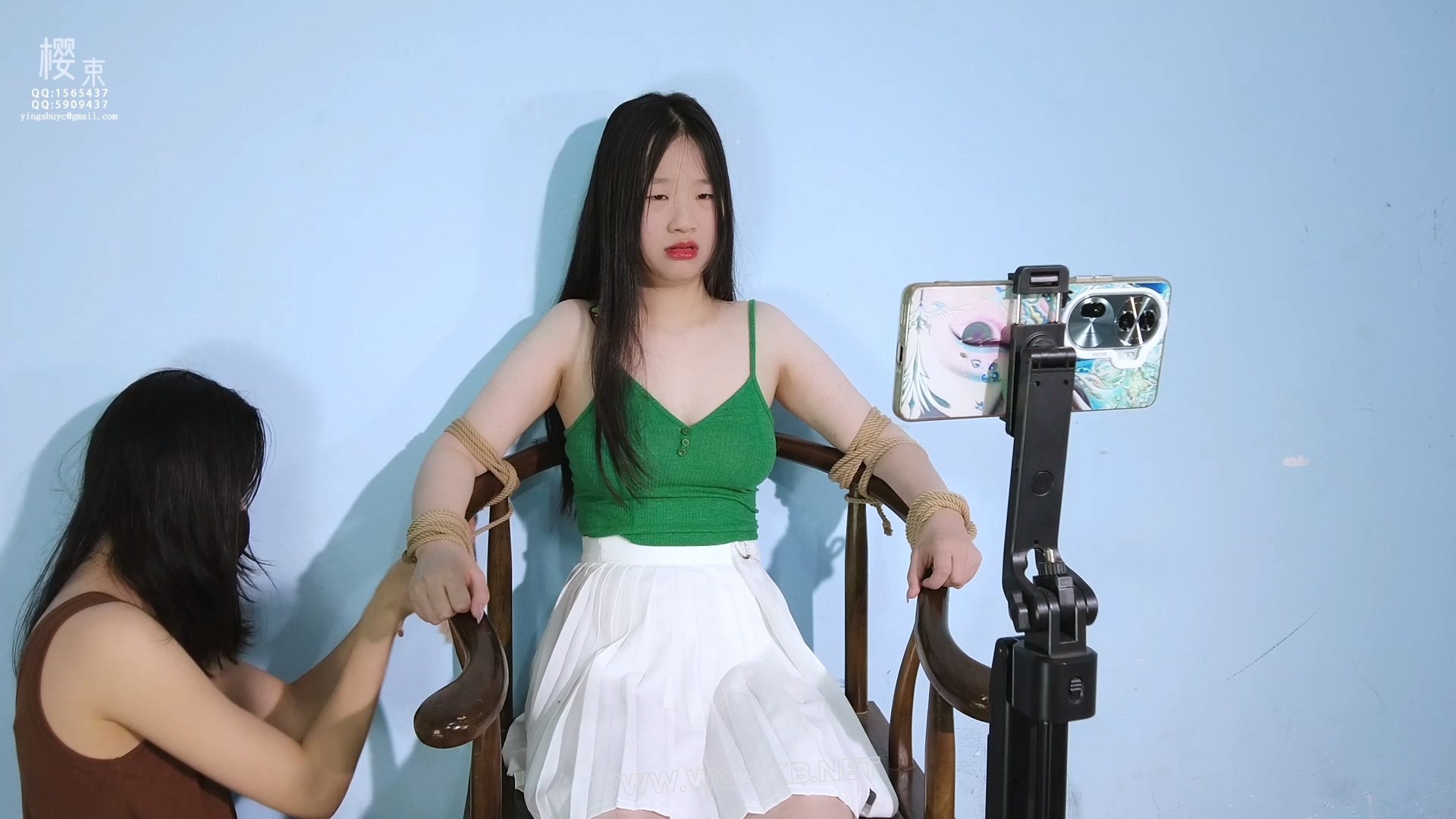 苏苏主播直播时被变态粉丝闯入家中捆绑威胁玩弄！挠痒开口假Y具深喉折磨！吸R器棒 预览图