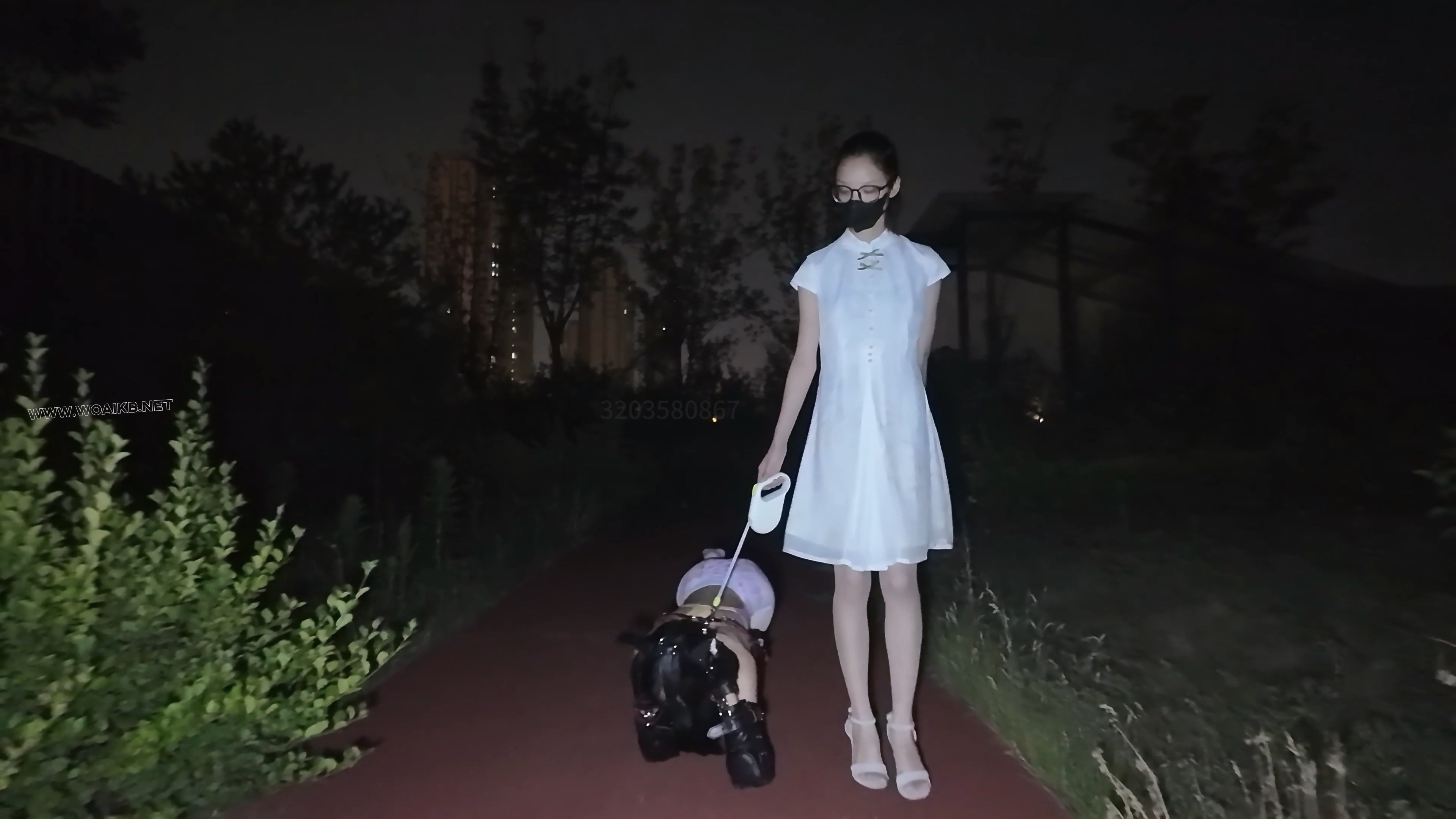 亲姐牵着被k9束缚的妹妹公园露出 少萝霜喵又是被姐姐梦婷tj了，这次佩戴了震动假y 预览图