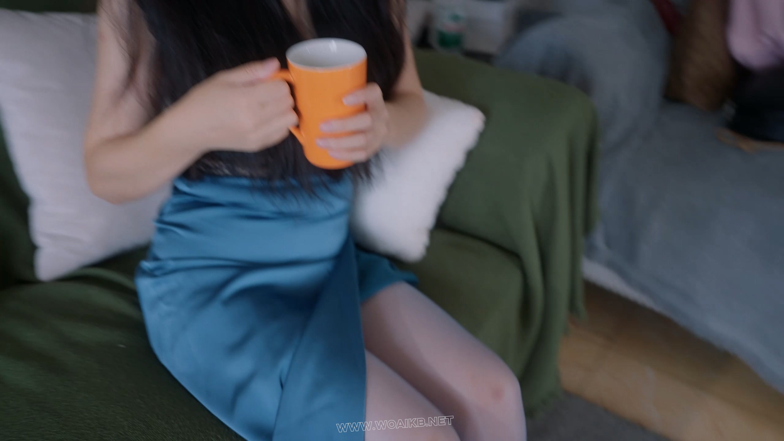 《在劫难逃》肉肉约见网友被下药昏迷，醒来发现被蒙眼+口球+脖圈套在笼子放置；落 预览图