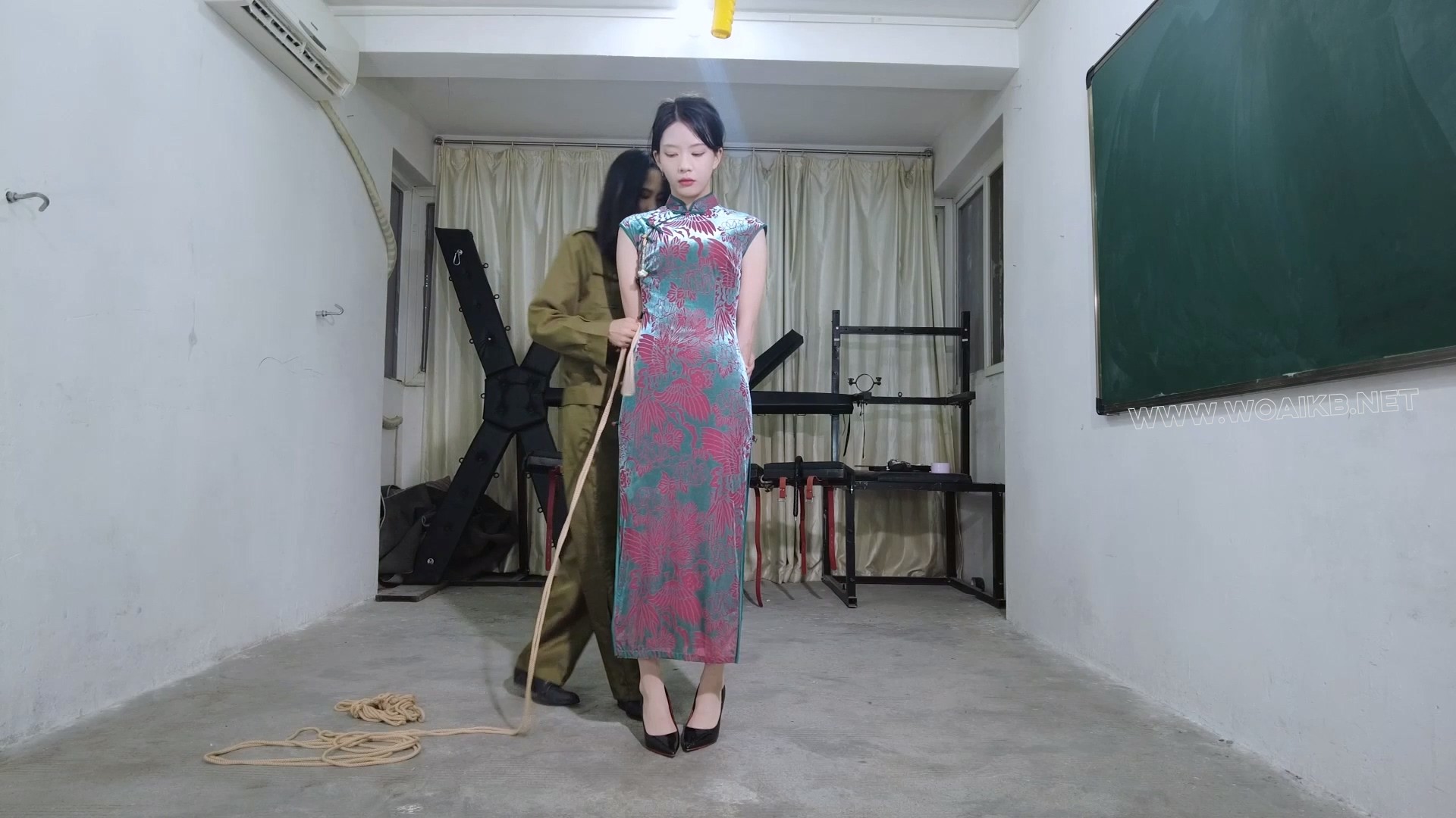 间谍美人被单脚吊起狠狠鞭打!性感丝袜堵嘴扒衣胶带R贴固定跳D棒棒羞辱强G 《刑讯旗 预览图
