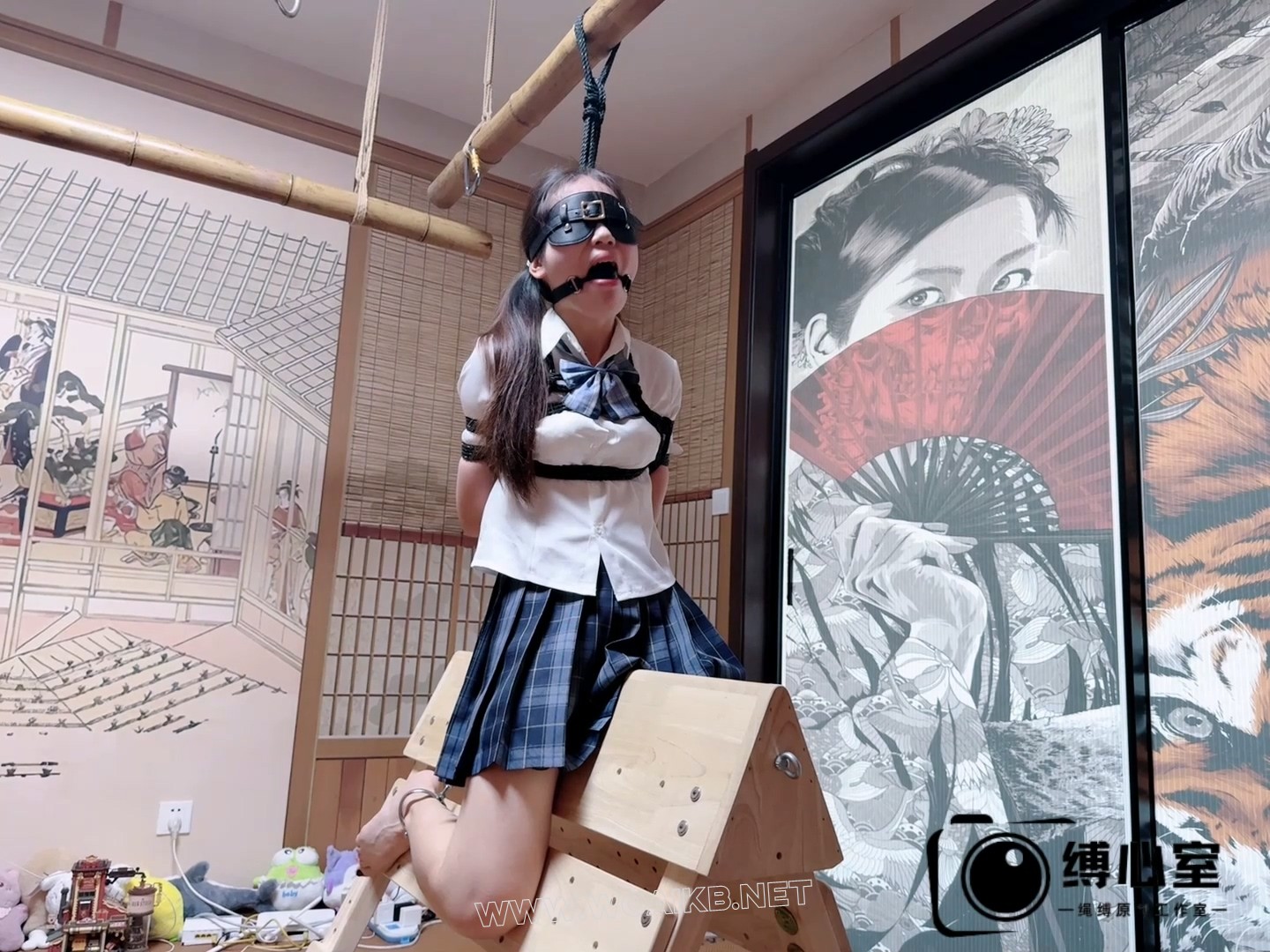 双马尾JK少女的绳缚地狱！一天高强度折磨，木马、驷马、吊缚折磨，炮机+AV棒，多种… 封面图