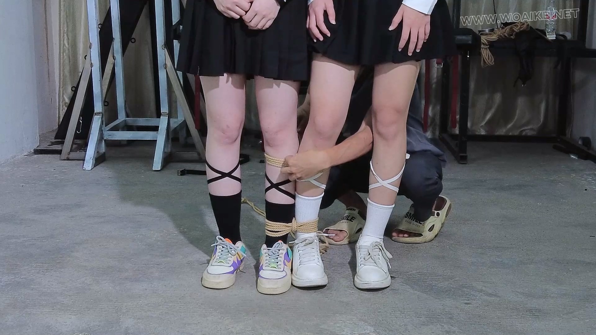 单脚吊连缚两不听话的女学生疯狂挠痒惩罚！口球紧塞！自解绳子逃跑！ 《整治叛逆期 预览图