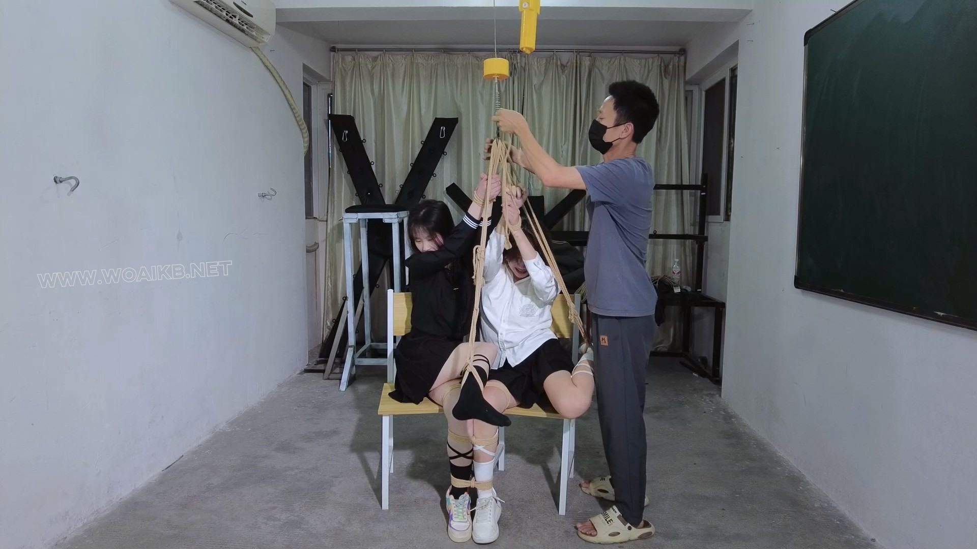 单脚吊连缚两不听话的女学生疯狂挠痒惩罚！口球紧塞！自解绳子逃跑！ 《整治叛逆期 预览图