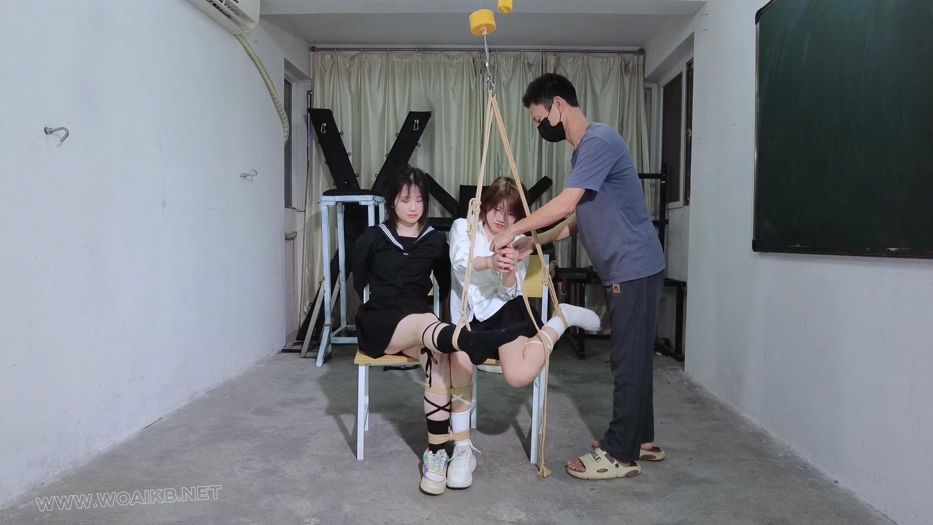单脚吊连缚两不听话的女学生疯狂挠痒惩罚！口球紧塞！自解绳子逃跑！ 《整治叛逆期 预览图