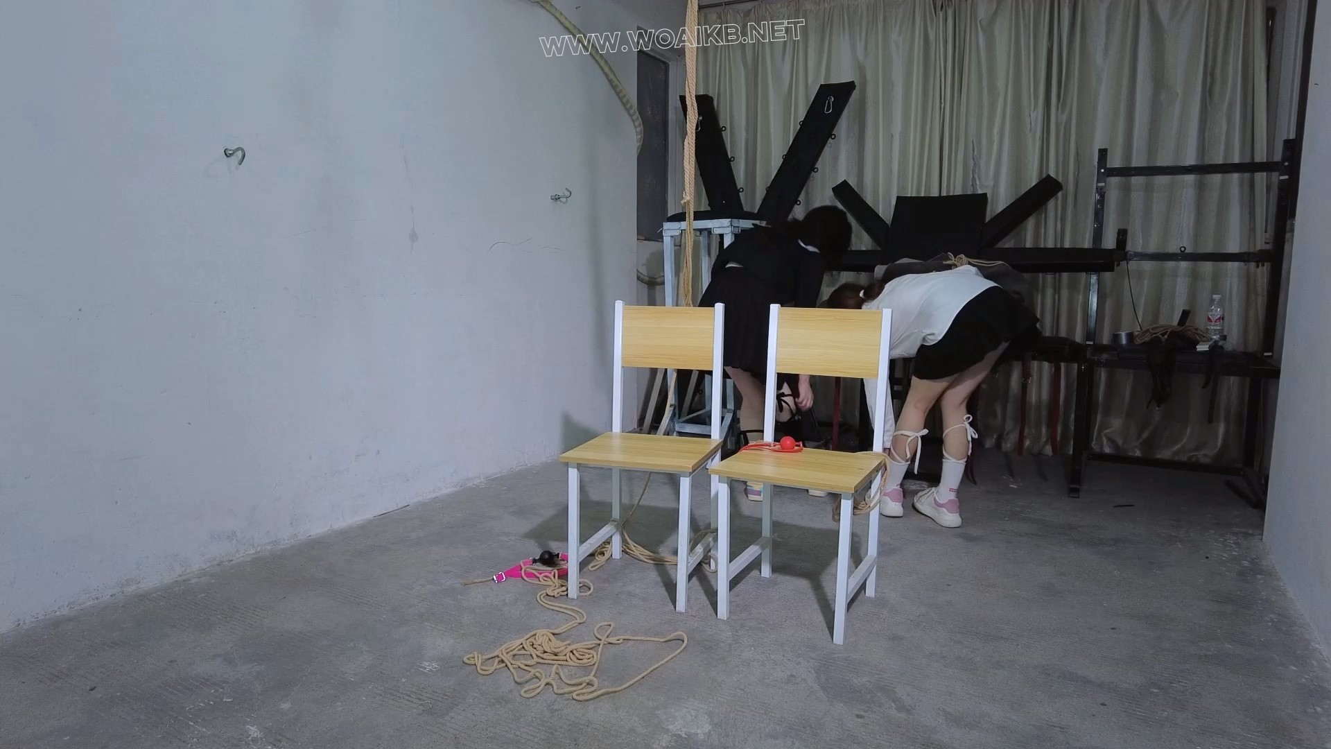 单脚吊连缚两不听话的女学生疯狂挠痒惩罚！口球紧塞！自解绳子逃跑！ 《整治叛逆期 预览图