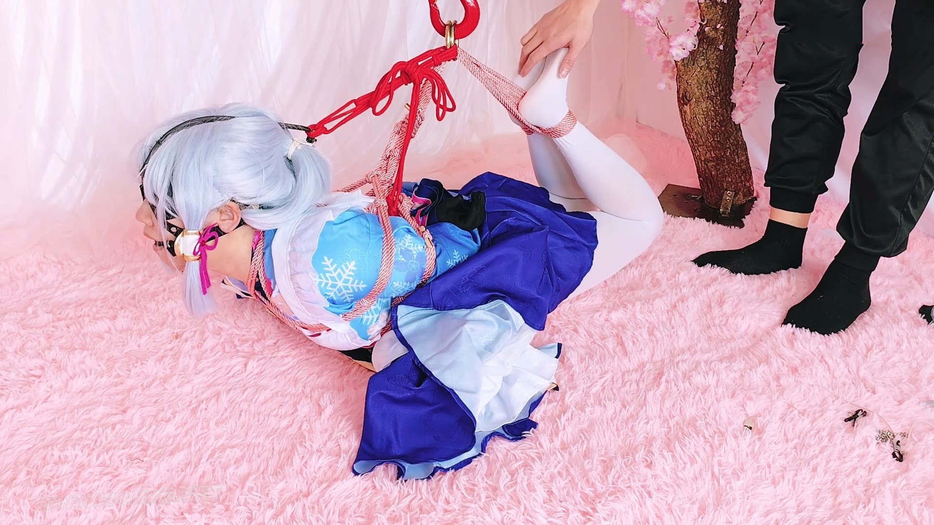 （神里绫华和服泳装cos） 驷马强制抬头，无内白丝裤袜，tk，打屁股，电击，震震棒 预览图