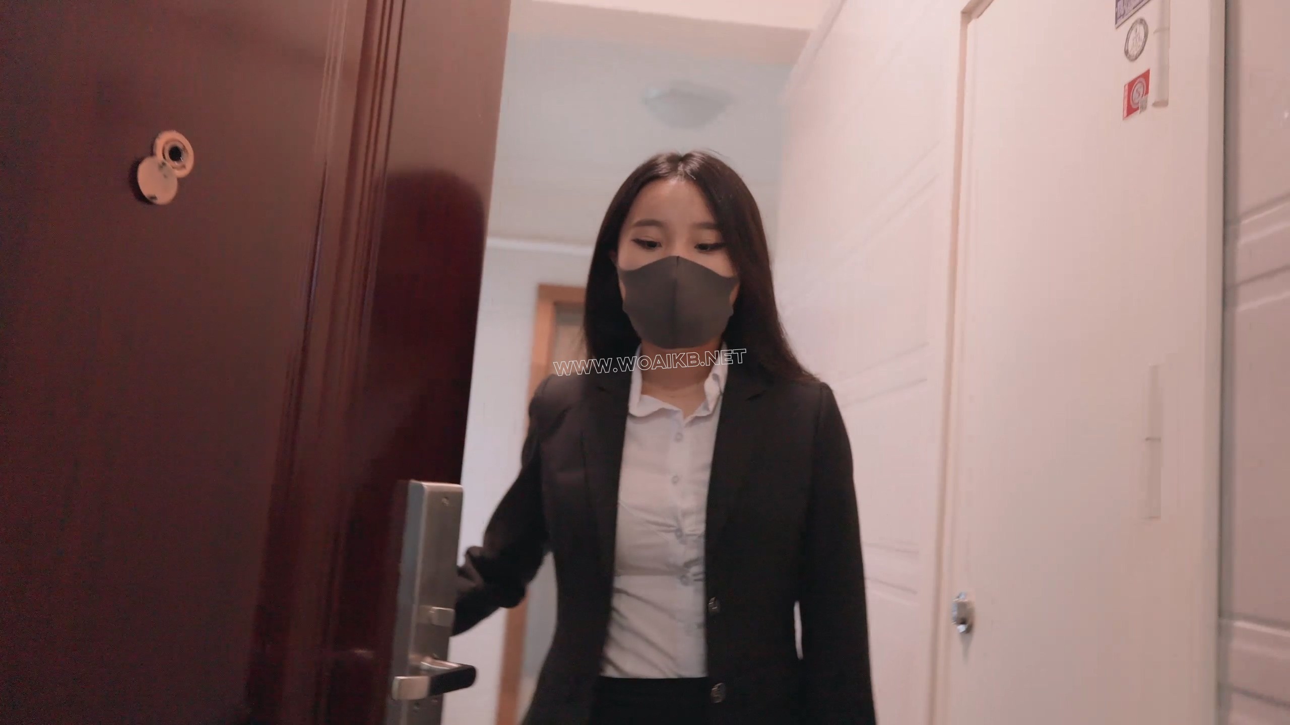 《欲望游戏3》你在一个软件里定制了一个女友，她什么都会听你的，你要求她带着开口… 封面图