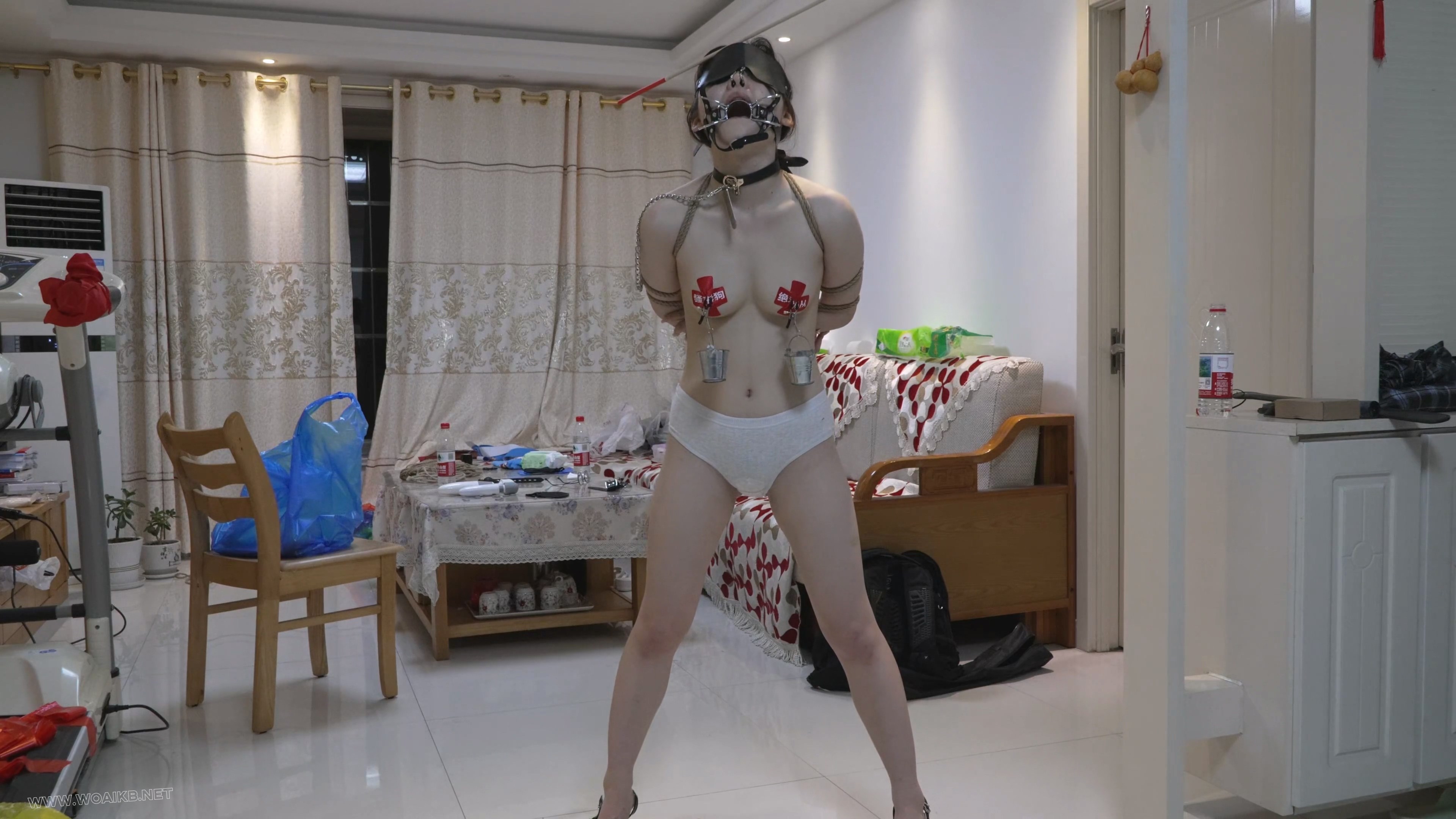 超好看抖M大学生诗诗狗调蹂躏+棒棒寸止！负重乳夹+抽打全身+跪舔主人脚，鼻钩、口 预览图