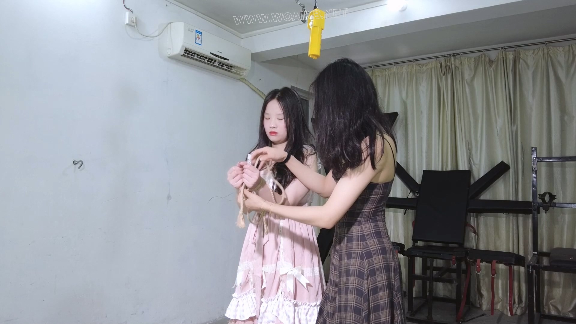 萝莉小妹被固定K9罚站器上狠狠抽打挠痒惩罚！棒棒跳D刺激强G！口球口水拉丝！ 《罚 预览图