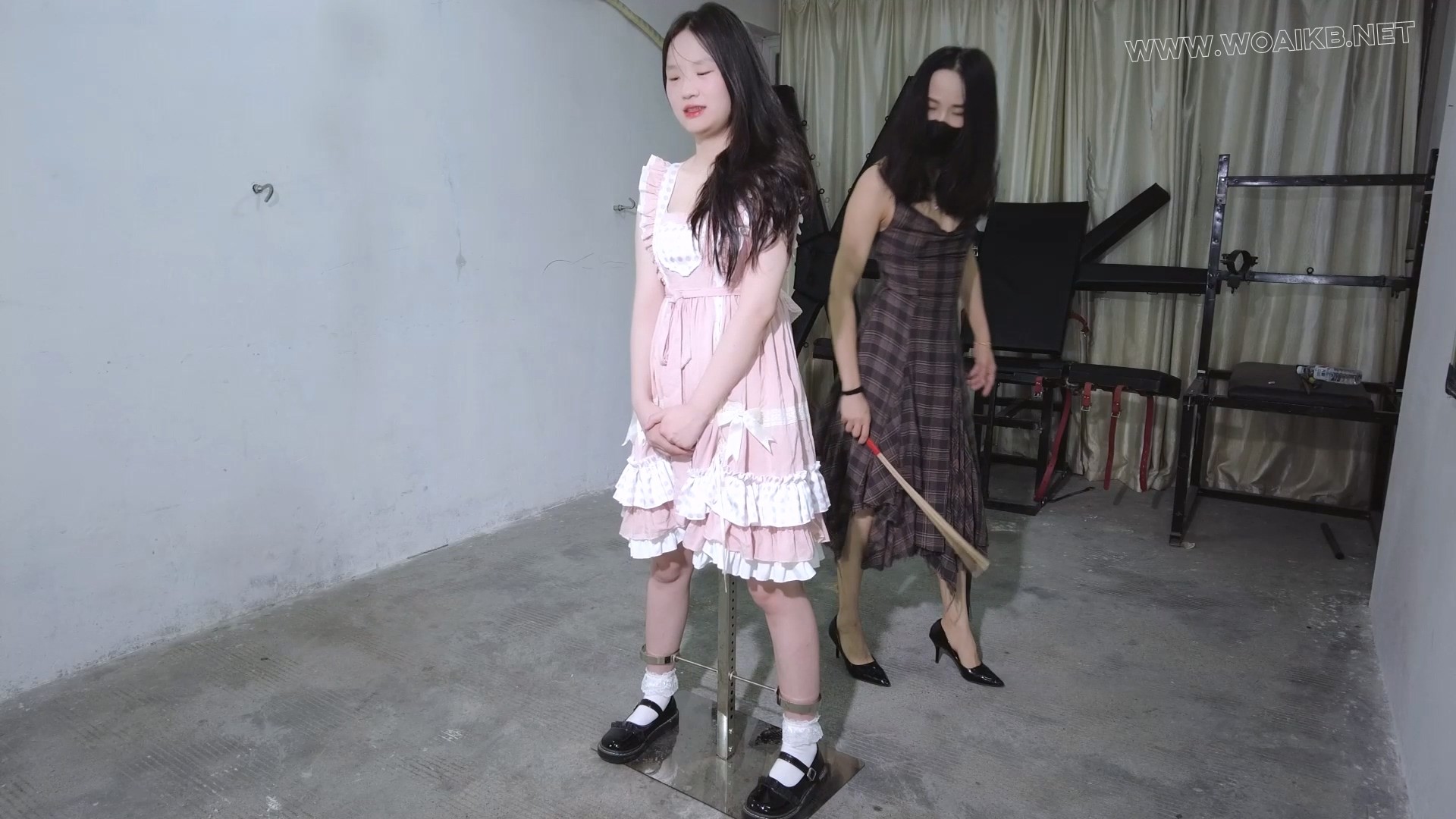 萝莉小妹被固定K9罚站器上狠狠抽打挠痒惩罚！棒棒跳D刺激强G！口球口水拉丝！ 《罚 预览图