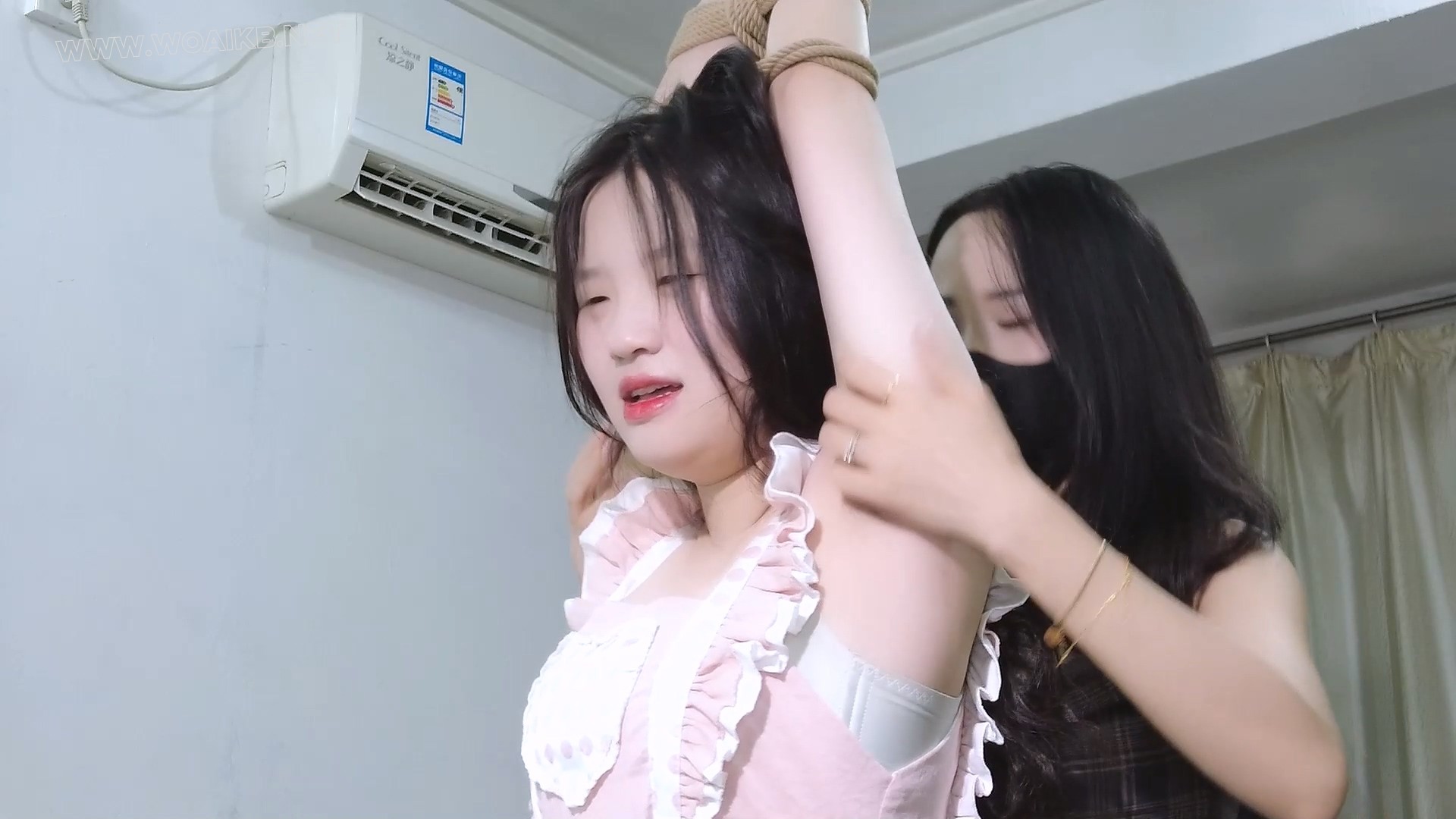 萝莉小妹被固定K9罚站器上狠狠抽打挠痒惩罚！棒棒跳D刺激强G！口球口水拉丝！ 《罚 预览图