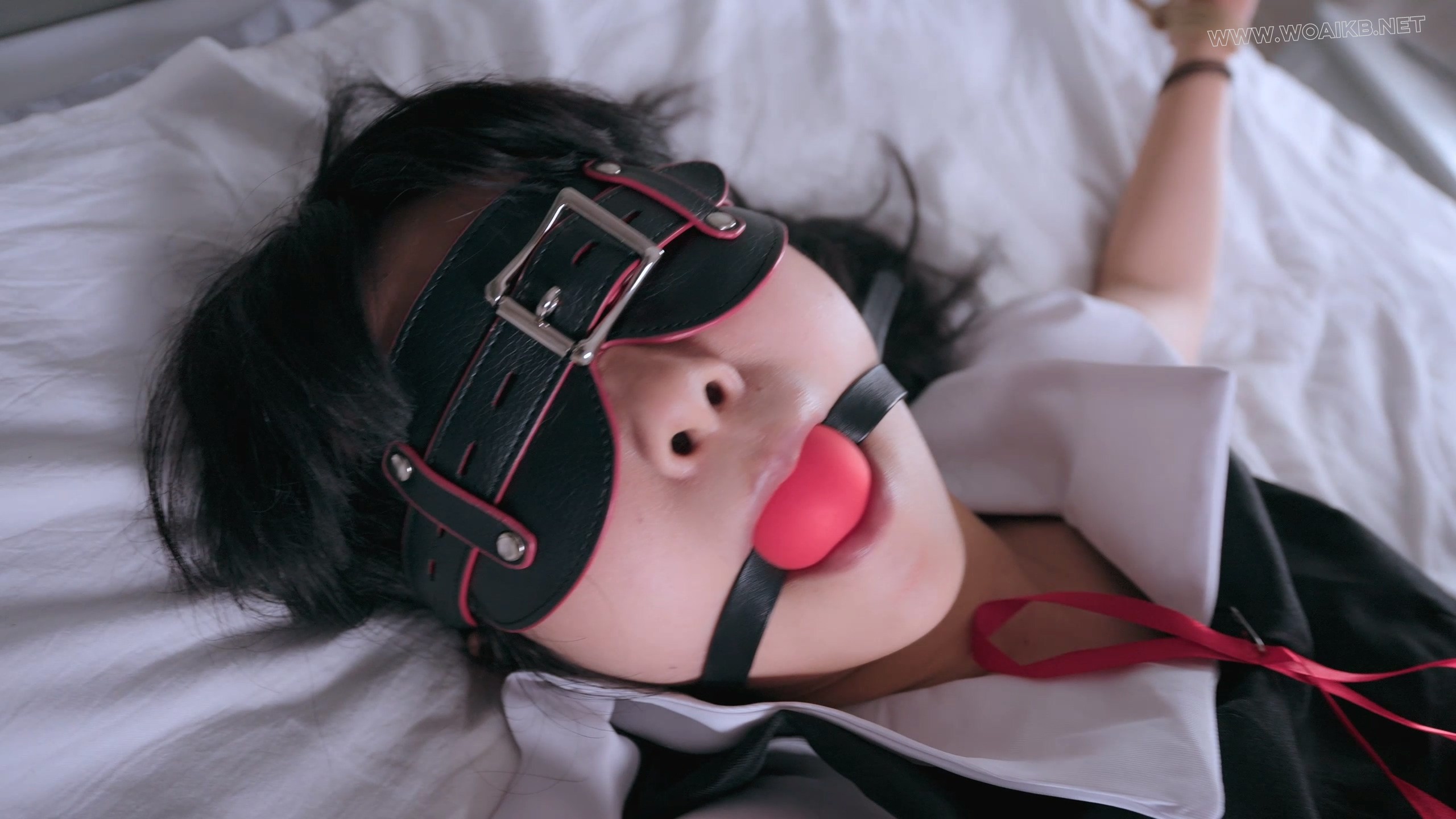 《狩猎日记之JK少女》JK少女被大字绑于床上，口球堵嘴。回忆起下课回家被陌生人迷 预览图