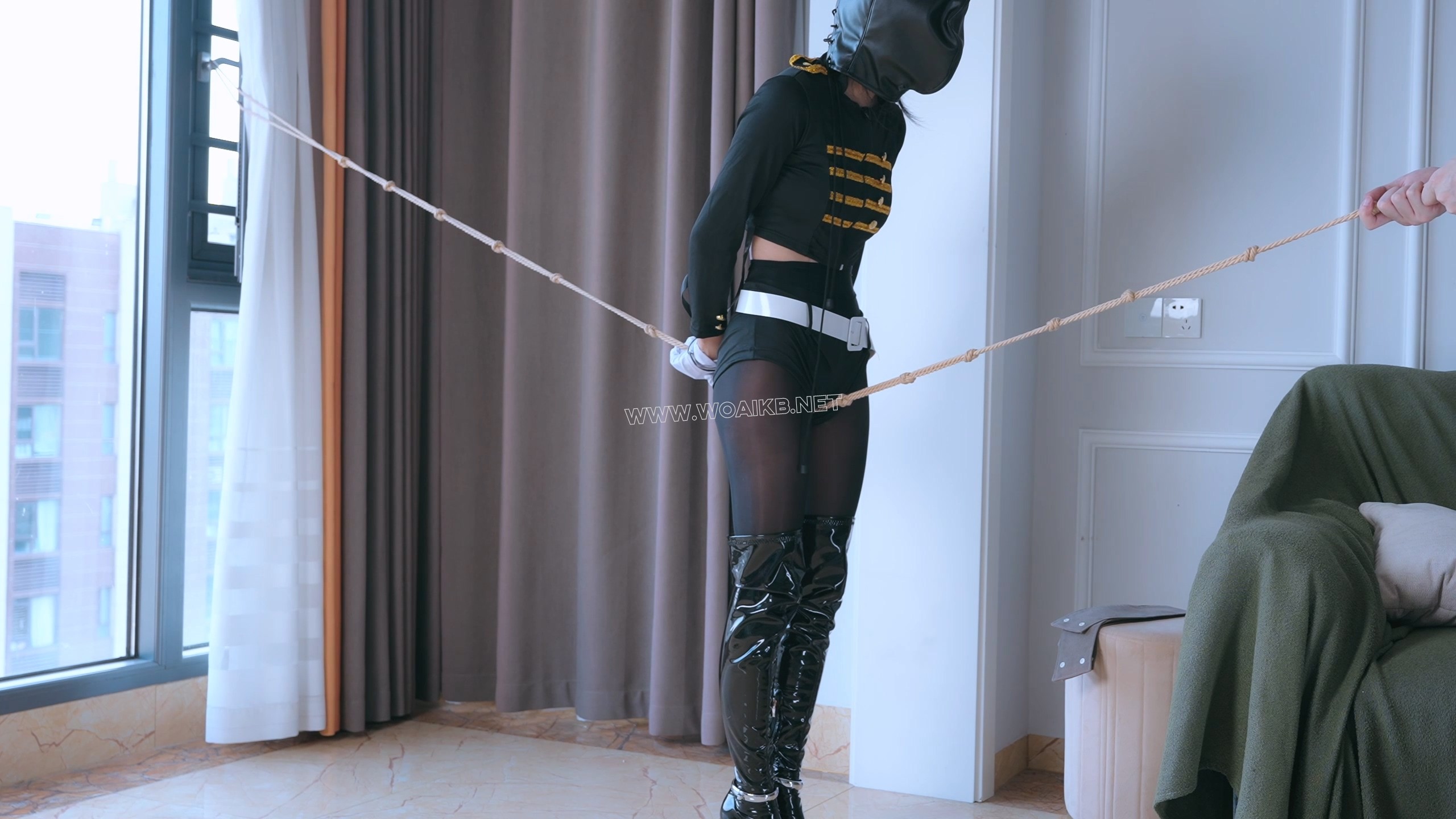 【悠米】《女侦探4》由于女侦探频繁坏组织的好事，被悬赏抓了起来，手脚铐住，要让 预览图