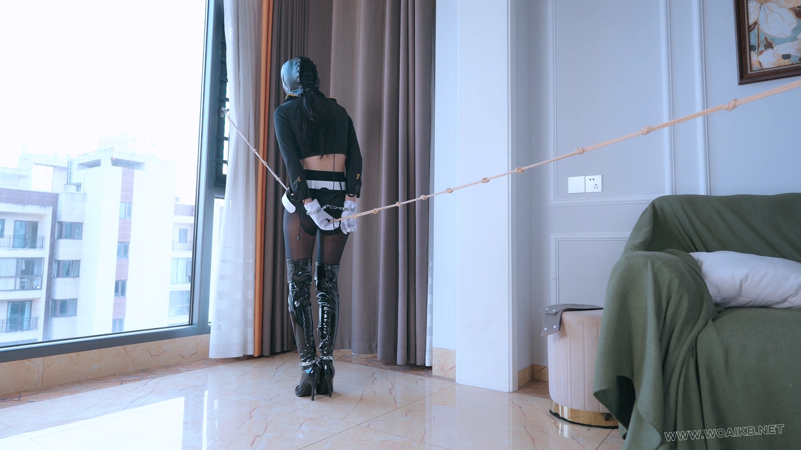 【悠米】《女侦探4》由于女侦探频繁坏组织的好事，被悬赏抓了起来，手脚铐住，要让 预览图
