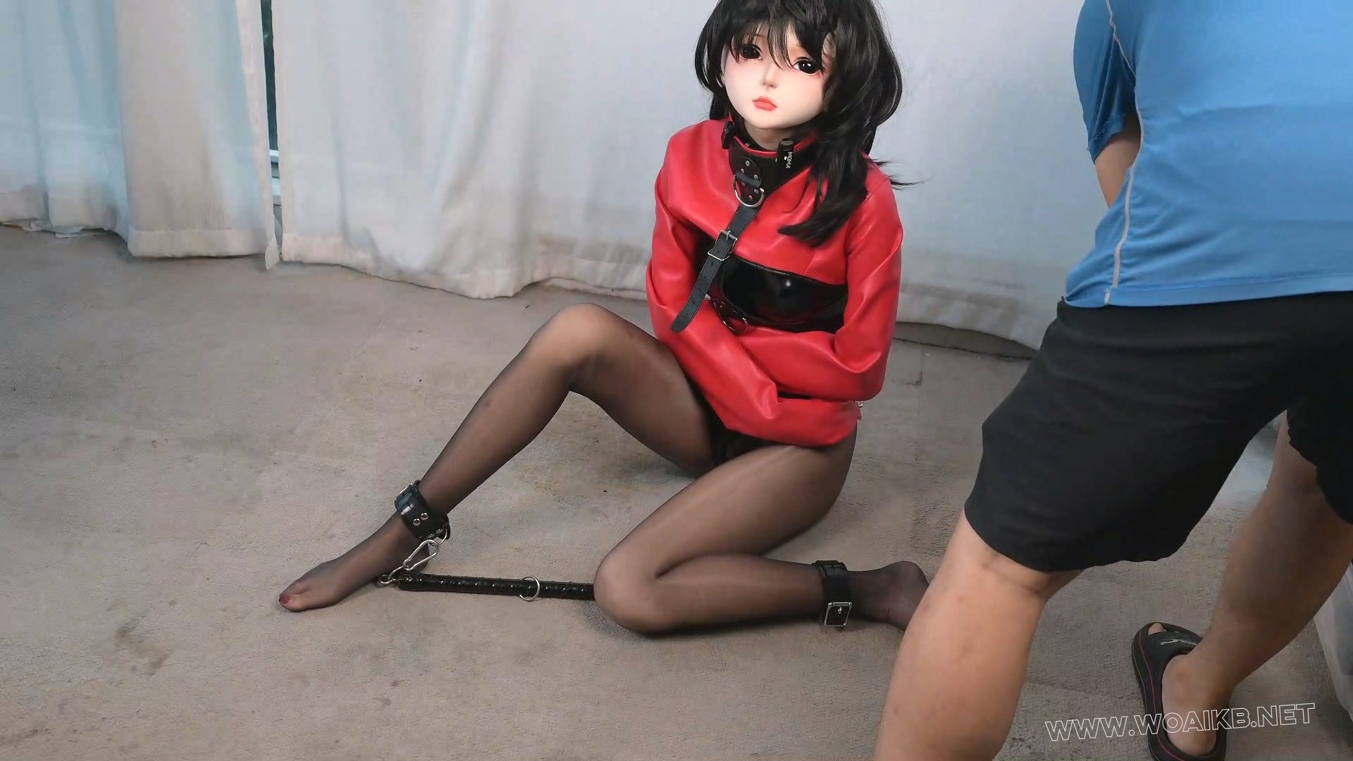 Kigurumi黑丝细腿大头女娃娃！被拉进精神病院进行教育！开腿拘束交叉腿拘束各来一次！ 预览图
