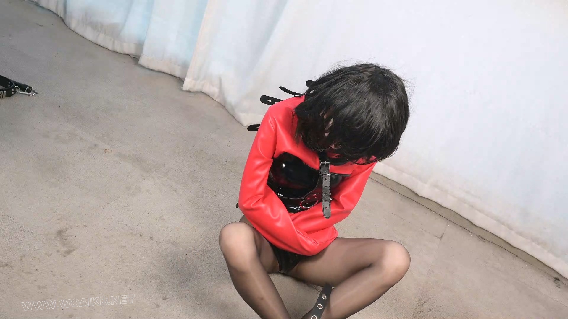 Kigurumi黑丝细腿大头女娃娃！被拉进精神病院进行教育！开腿拘束交叉腿拘束各来一次！ 预览图