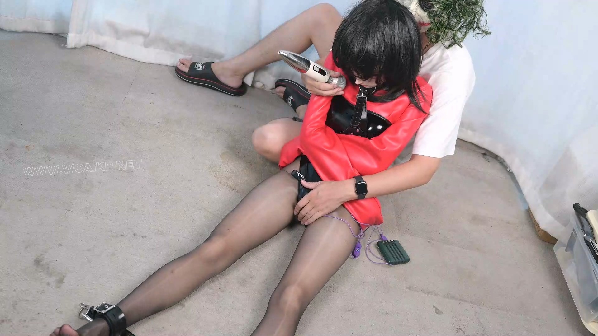 Kigurumi黑丝细腿大头女娃娃！被拉进精神病院进行教育！开腿拘束交叉腿拘束各来一次！ 预览图