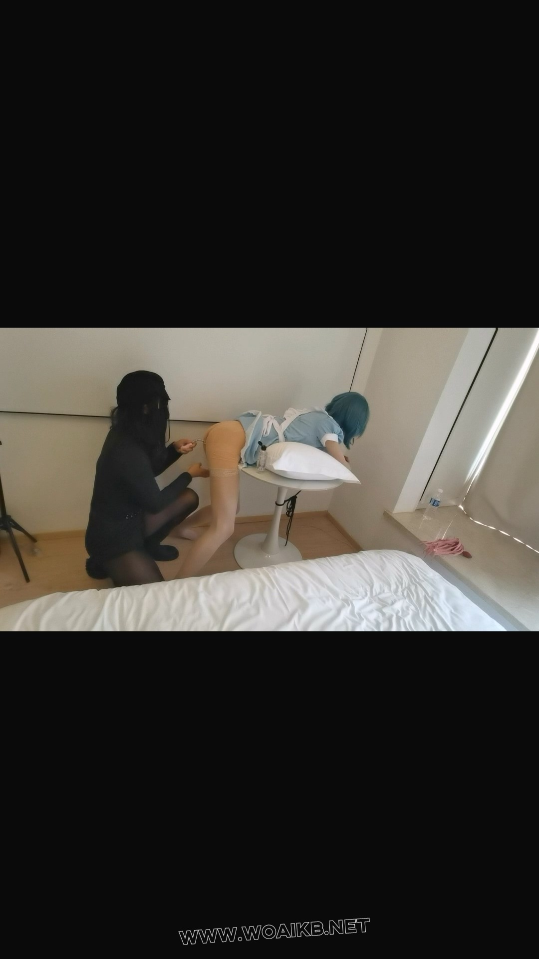 私下自我安慰的女仆被主人发现并调教。女仆装+调教+TK+捆绑+啤酒灌肠 预览图