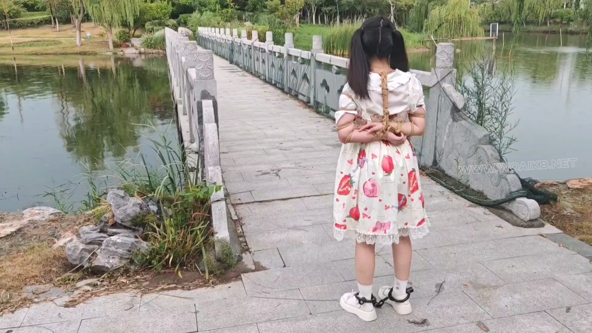 双马尾小萝莉雨天Lolita五花大绑脚镣公园TD调教押解 封面图
