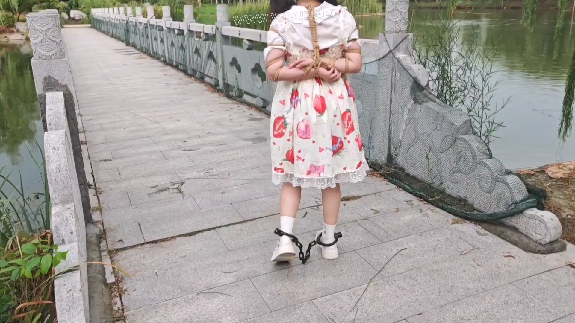 双马尾小萝莉雨天Lolita五花大绑脚镣公园TD调教押解 预览图
