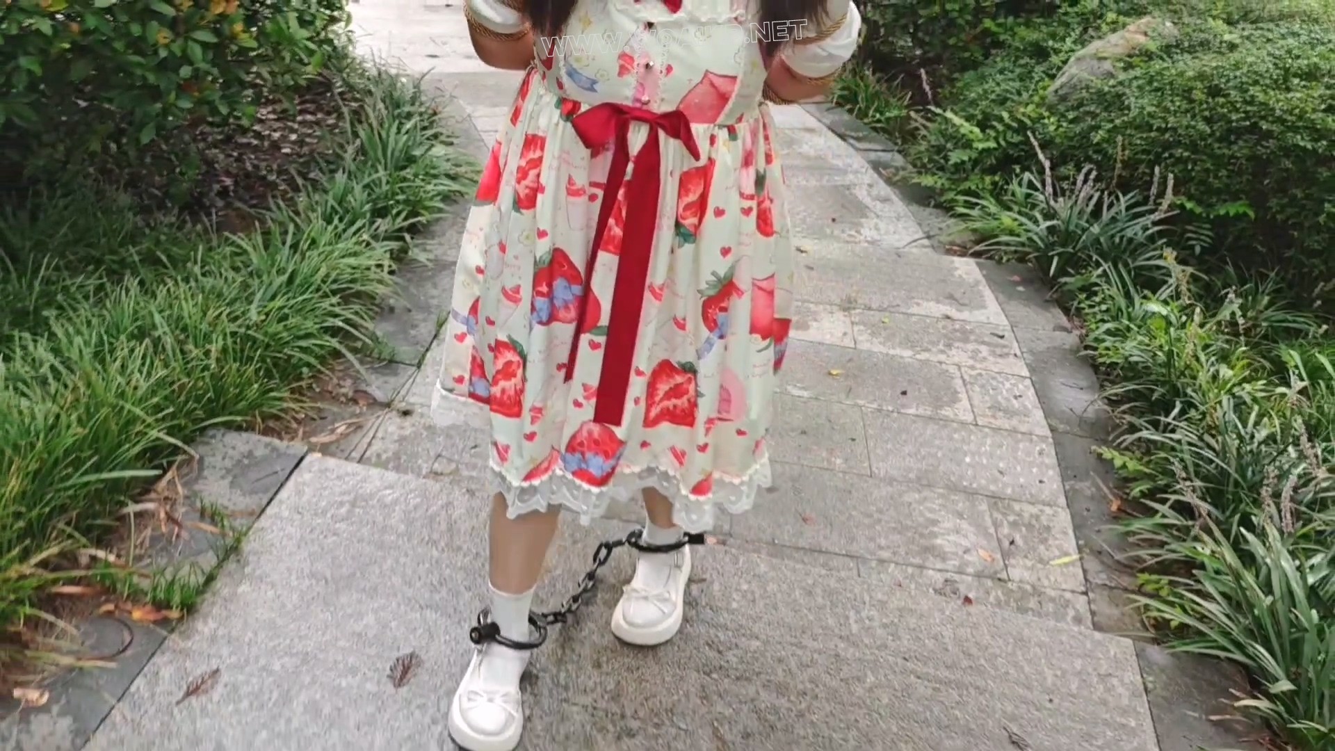 双马尾小萝莉雨天Lolita五花大绑脚镣公园TD调教押解 预览图