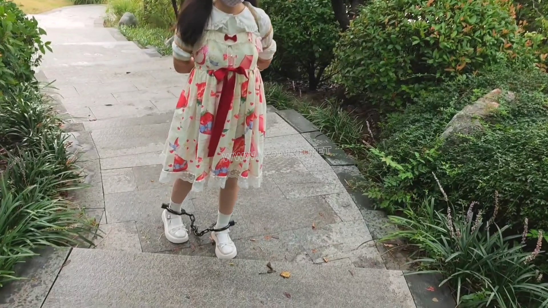 双马尾小萝莉雨天Lolita五花大绑脚镣公园TD调教押解 预览图