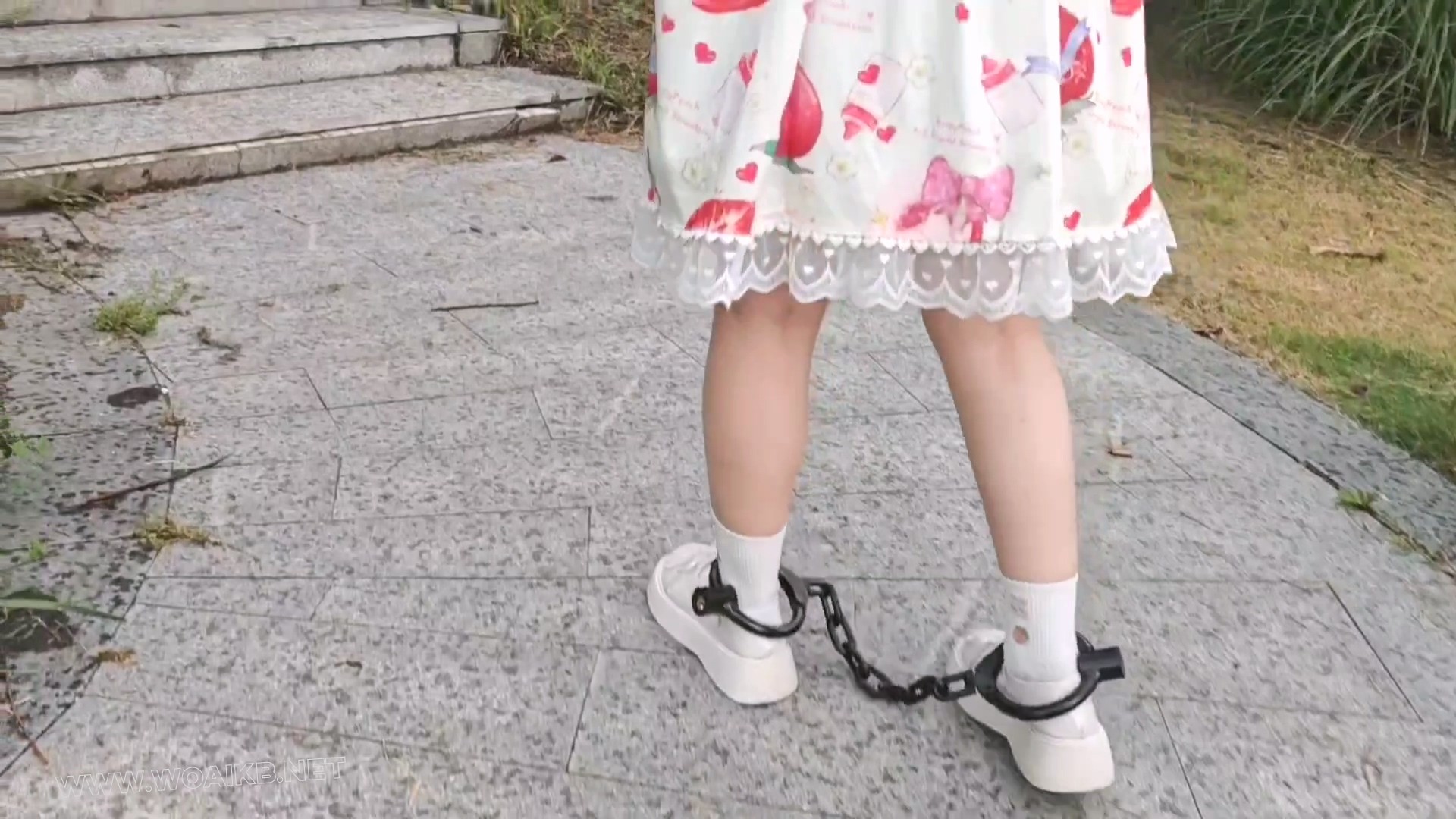双马尾小萝莉雨天Lolita五花大绑脚镣公园TD调教押解 预览图