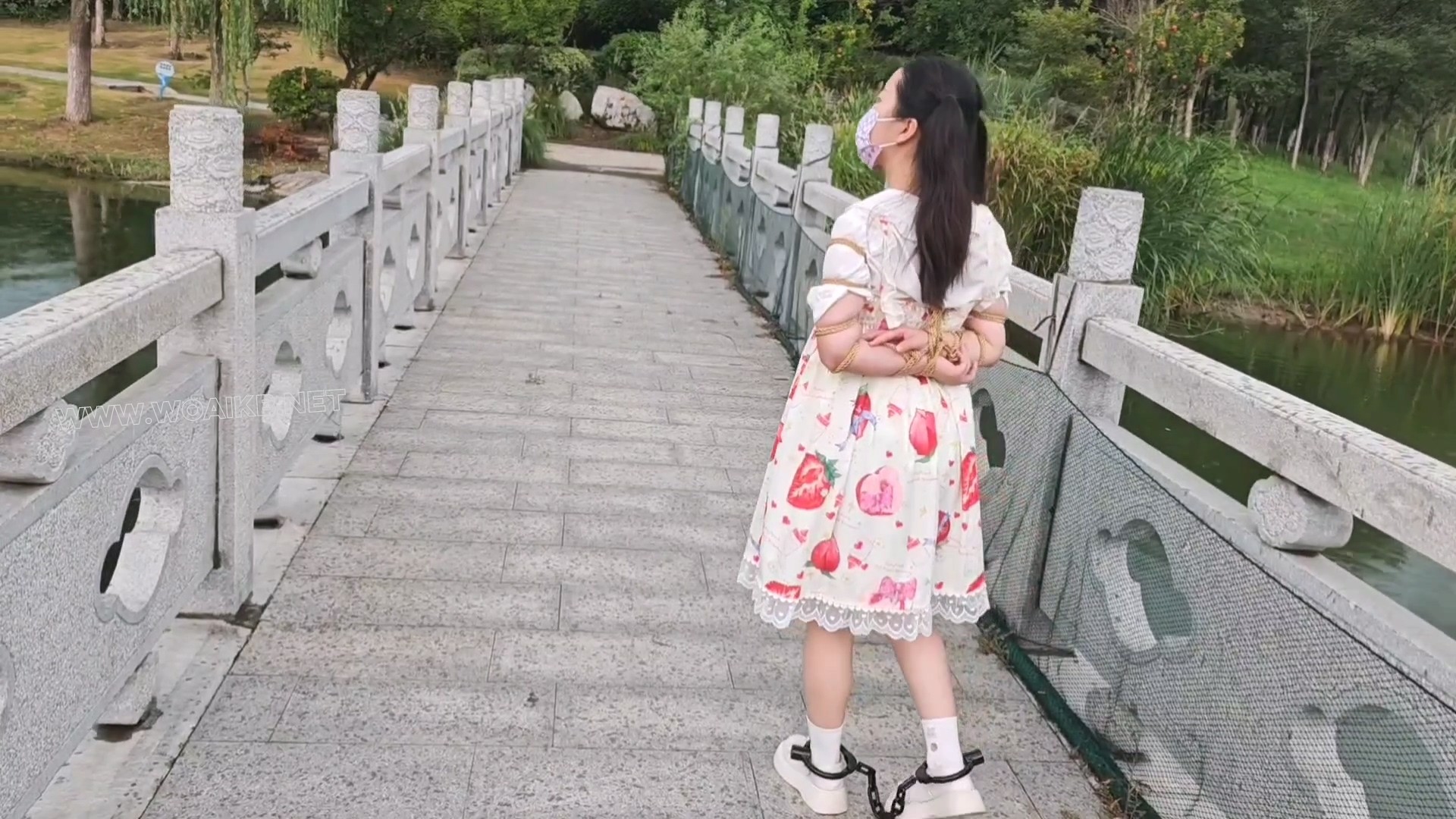 双马尾小萝莉雨天Lolita五花大绑脚镣公园TD调教押解 预览图