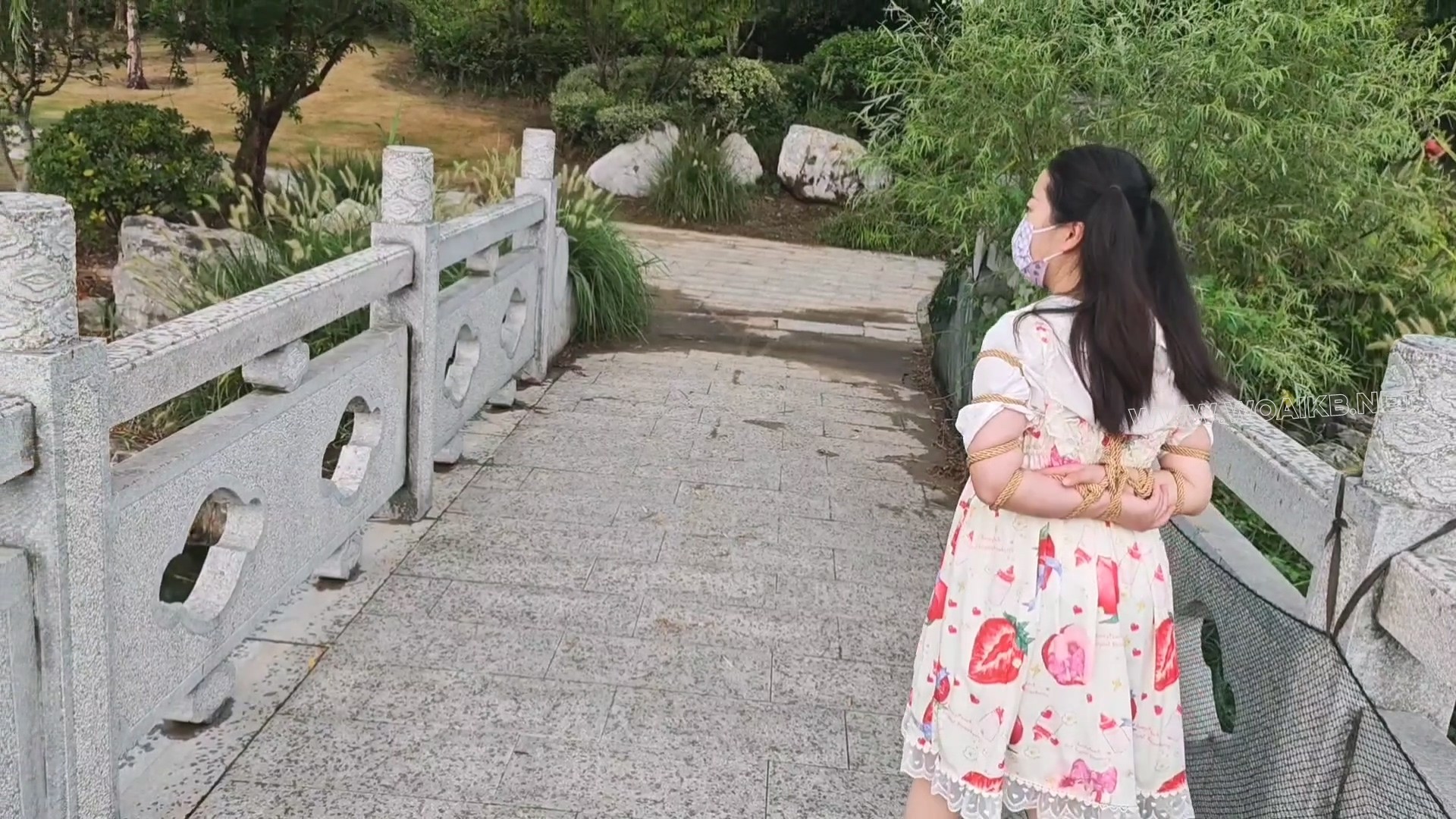 双马尾小萝莉雨天Lolita五花大绑脚镣公园TD调教押解 预览图